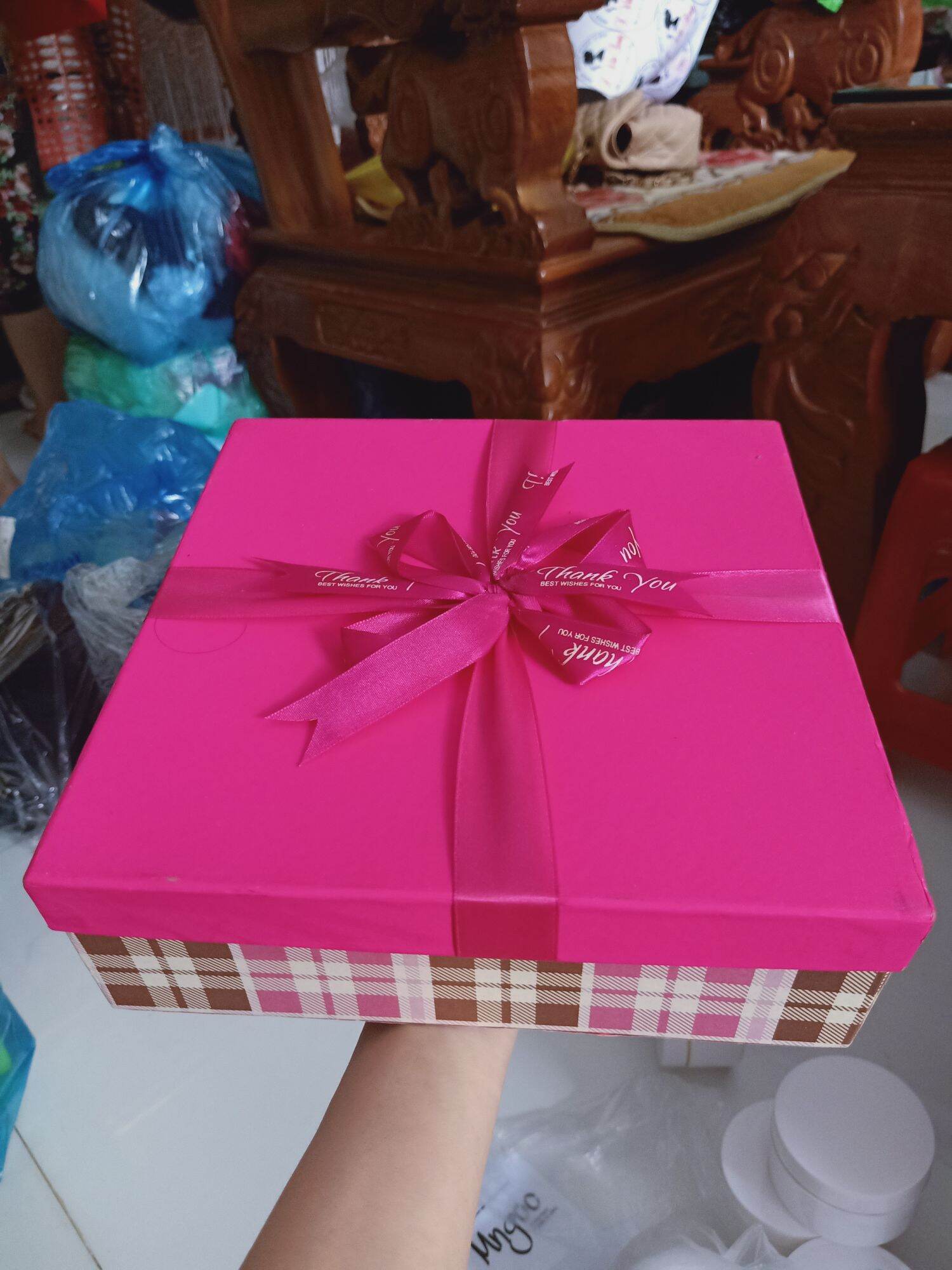 Hộp quà vuông size 23x23x7 cm ( Kèm hạt xốp)