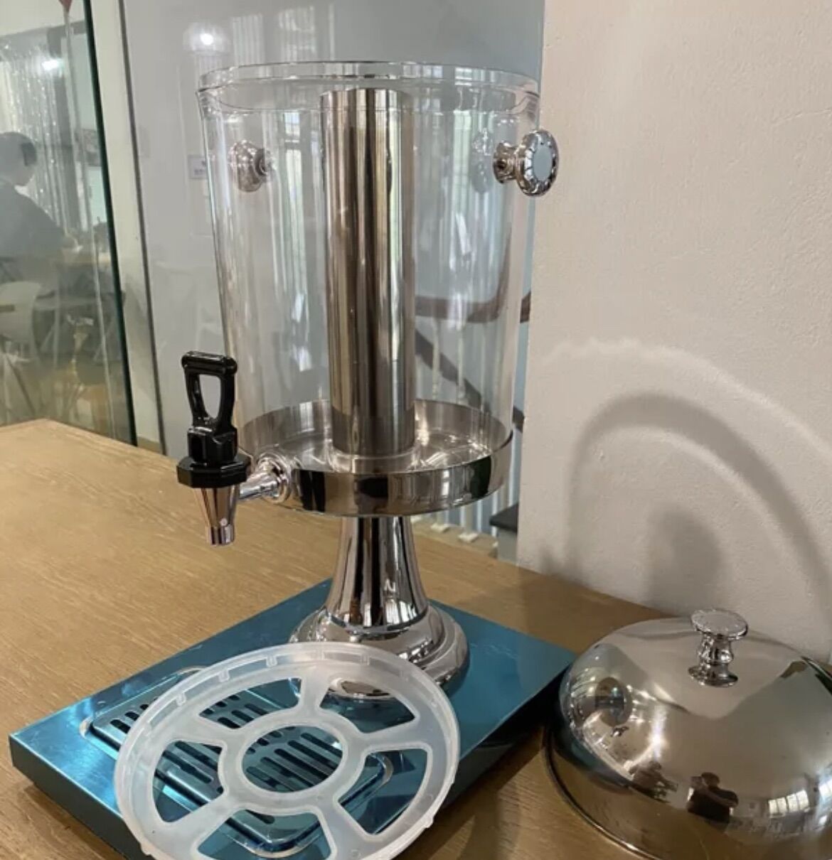 Bình Đựng Nước Ép Trái Cây Inox 8L - Kích thước: 60 x 35 x 26 cm - Thiết kế sang trọng cho các bữa tiệc buffet, dung tích 8L/ bình