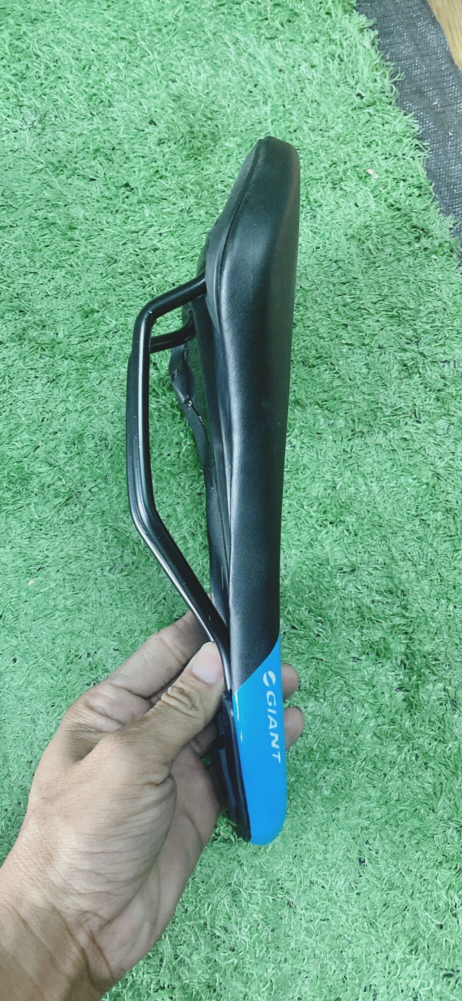 [HCM]Yên xe đạp GIANT  mềm  bóng (có lổ thông hơi)