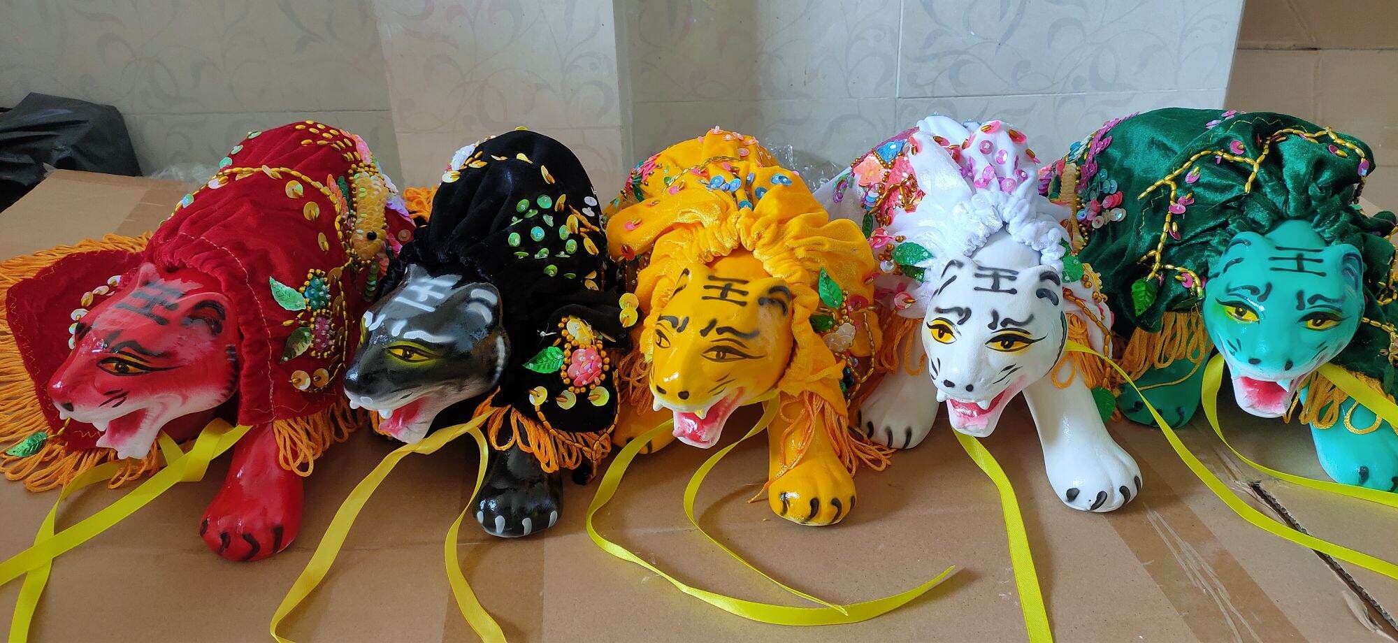 Tượng ngũ hổ và áo.