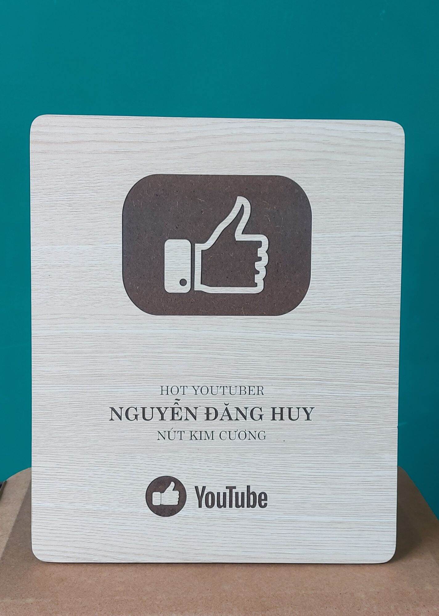 Nút Like Youtuber Gỗ khắc tên, nội dung theo yêu cầu