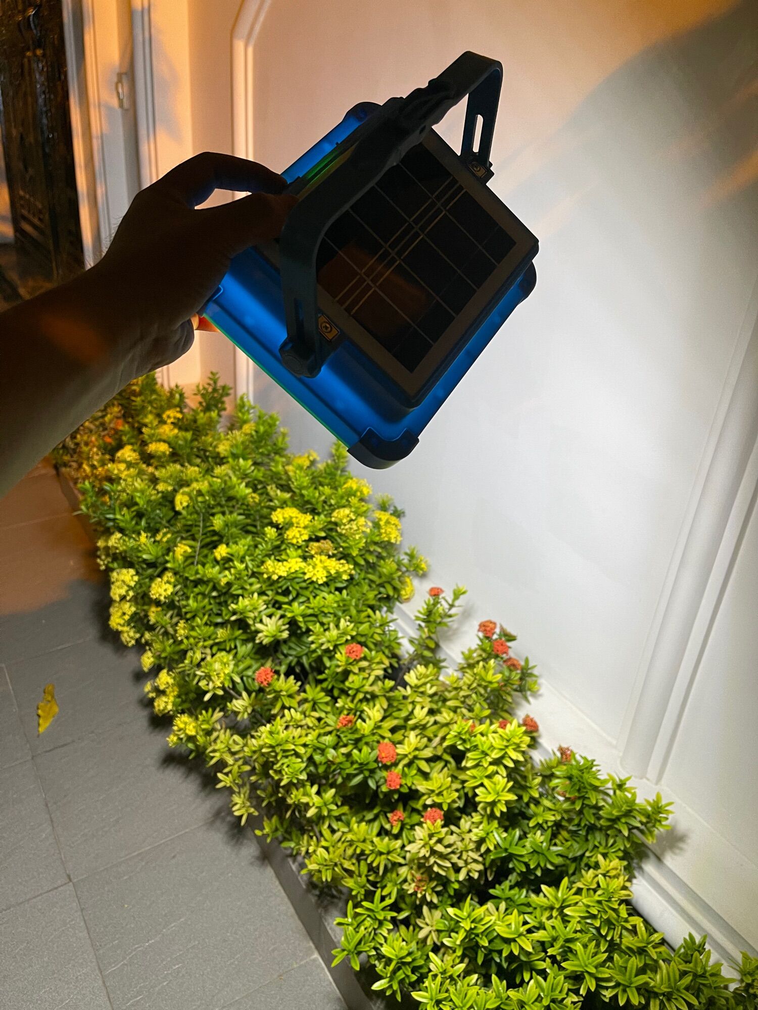 ĐÈN PHA NĂNG LƯỢNG XÁCH TAY CÔNG SUẤT 200W