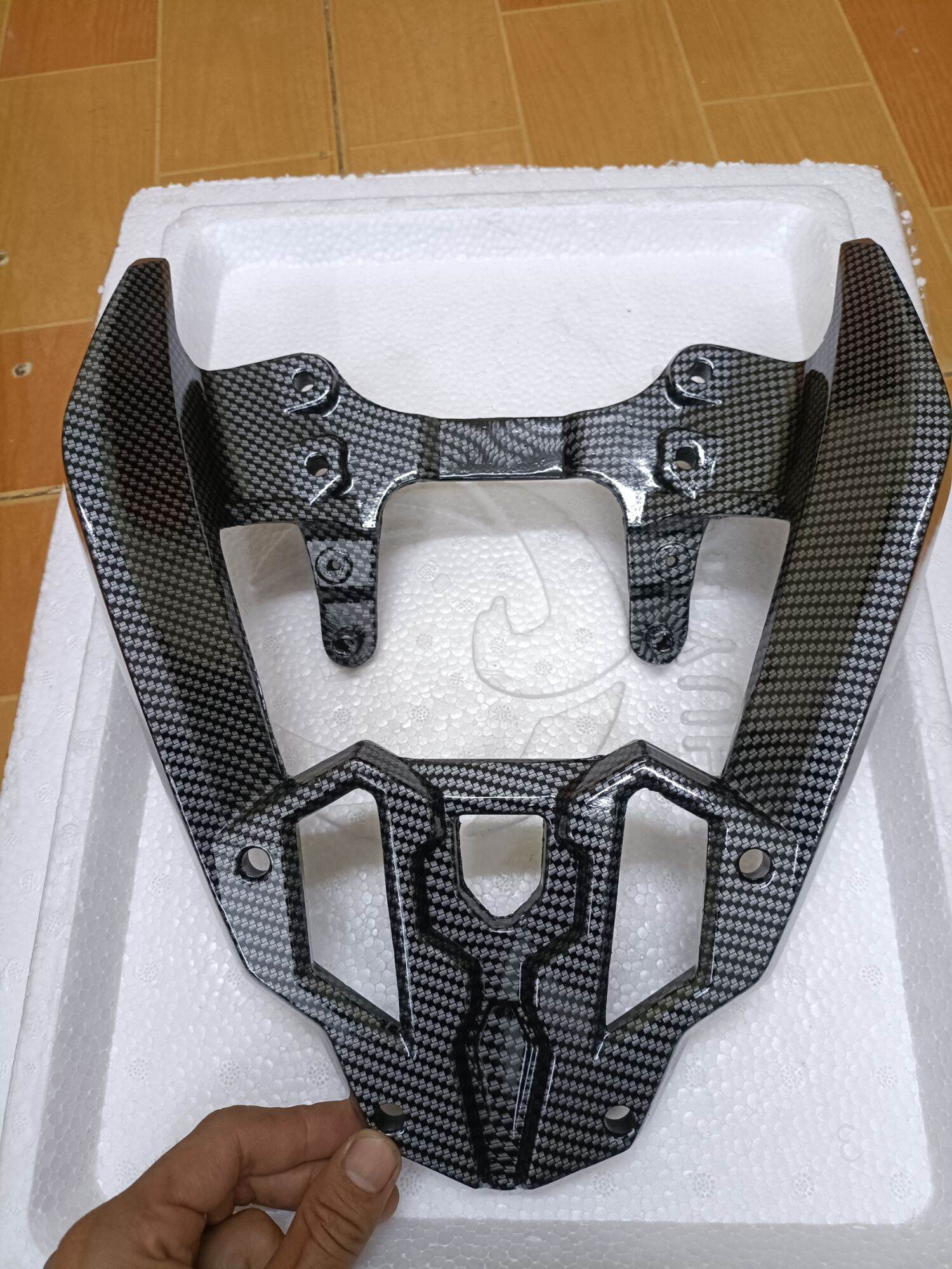 Cảng sau Winner X kiểu rocket robot cacbon