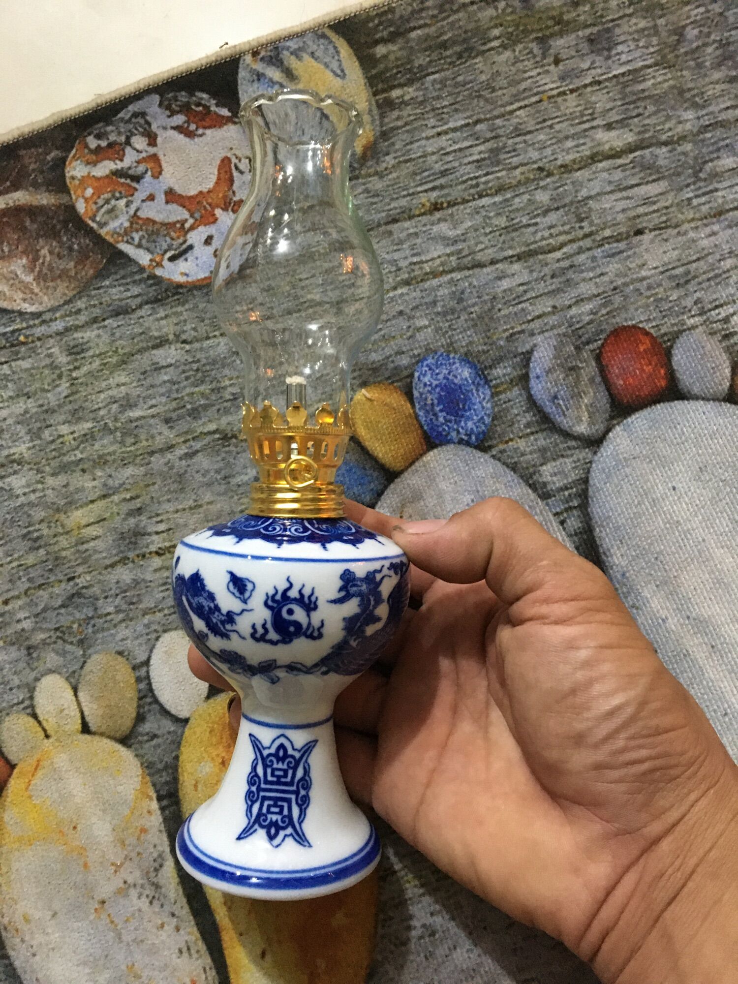 Đèn dầu sứ men lam gốm Bát Tràng dùng dầu