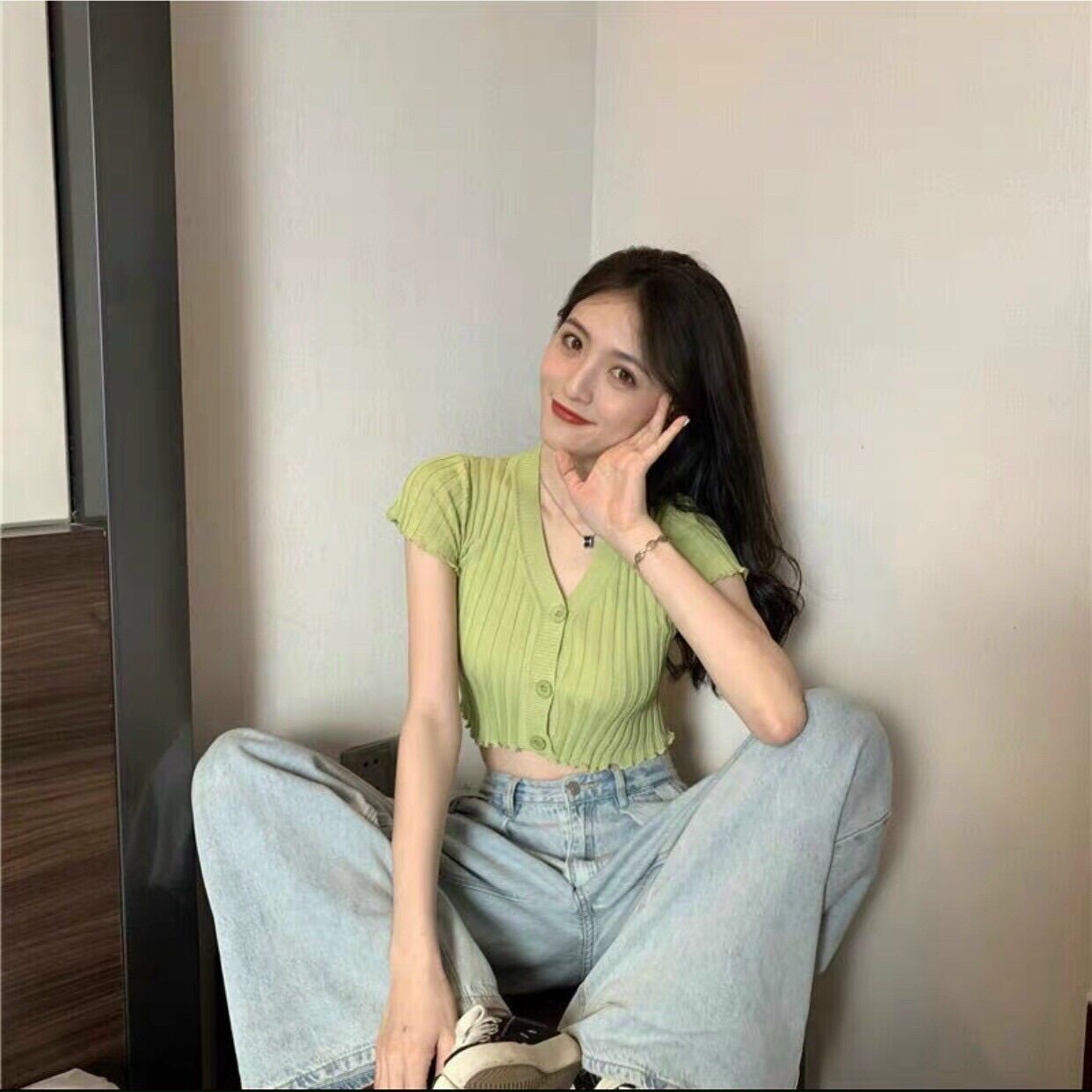 Áo len nữ cộc tay cài khuy dáng croptop