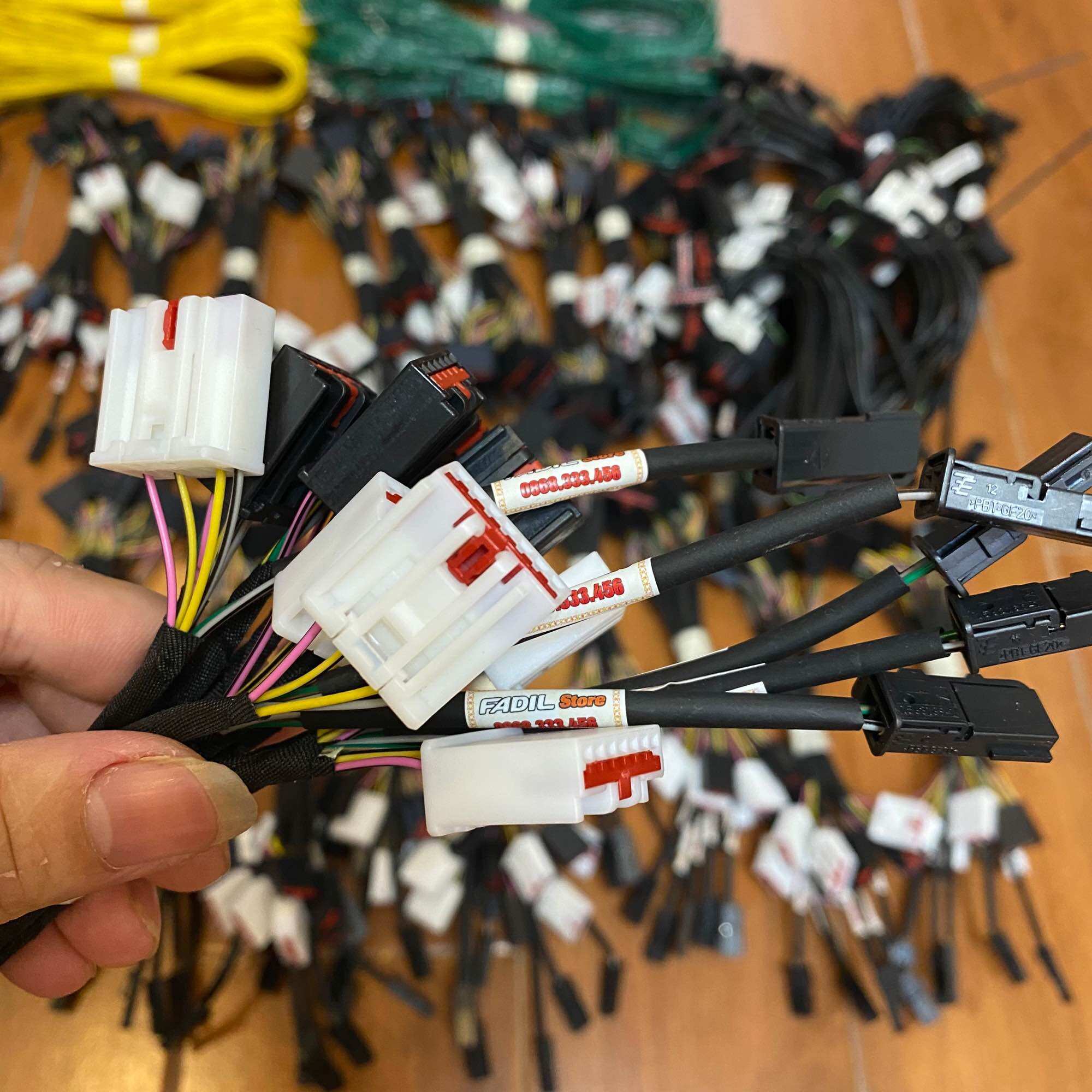 Bộ giắc cắm kết nối cáp còi với phím Media và Cruise Control, Lim trên VinFast Fadil