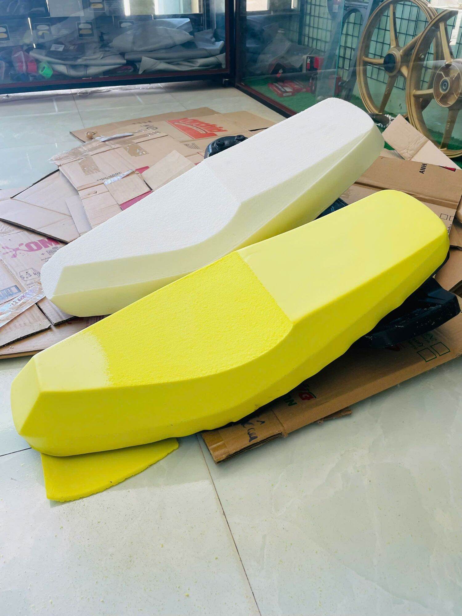 Small 2-Storey Wave-Shaped Saddle. Wave A110 Tq. There Are Foam and Leather Saddle Pads.