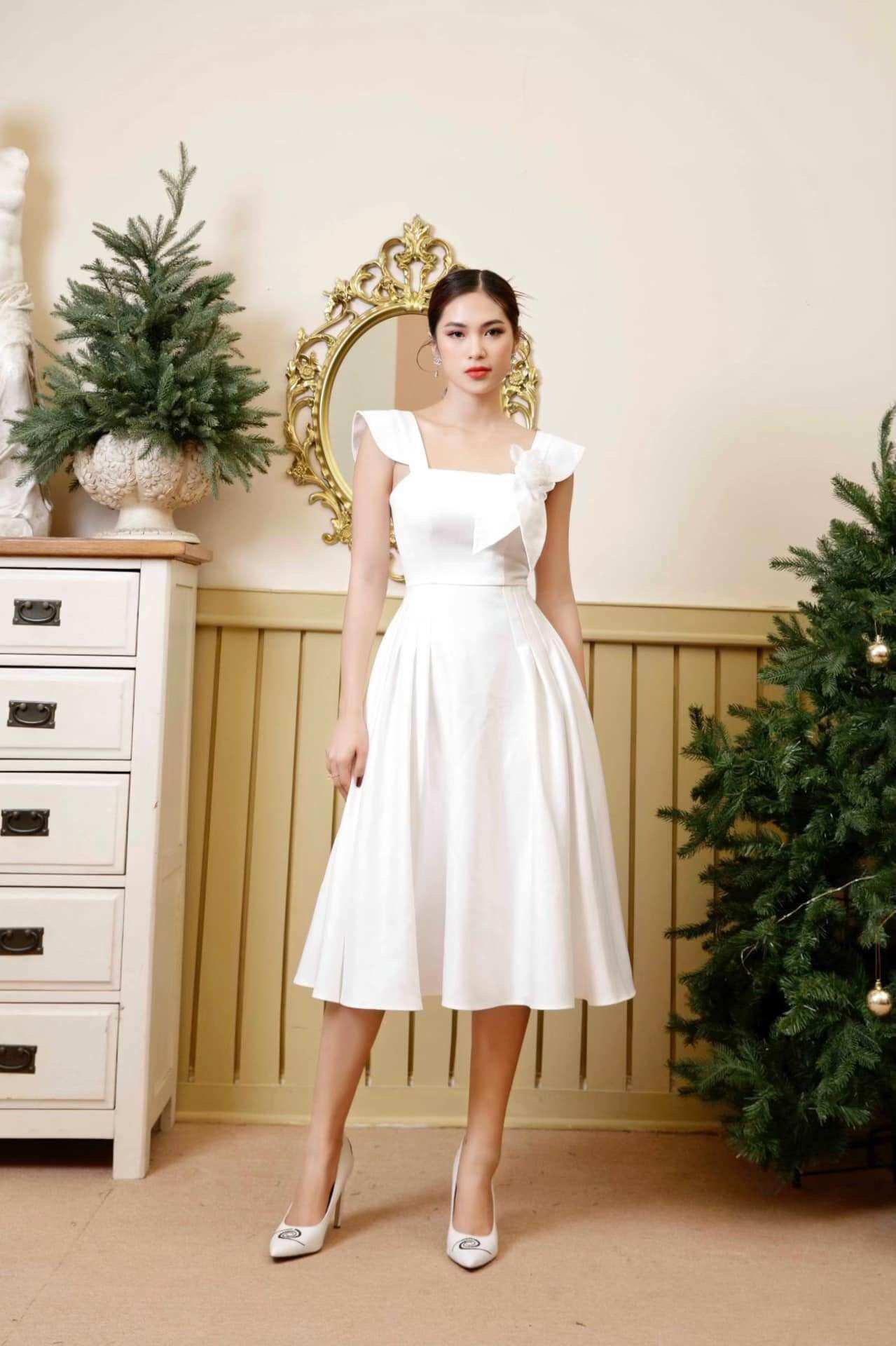 Đầm xòe xếp li eo hoa cài ngực