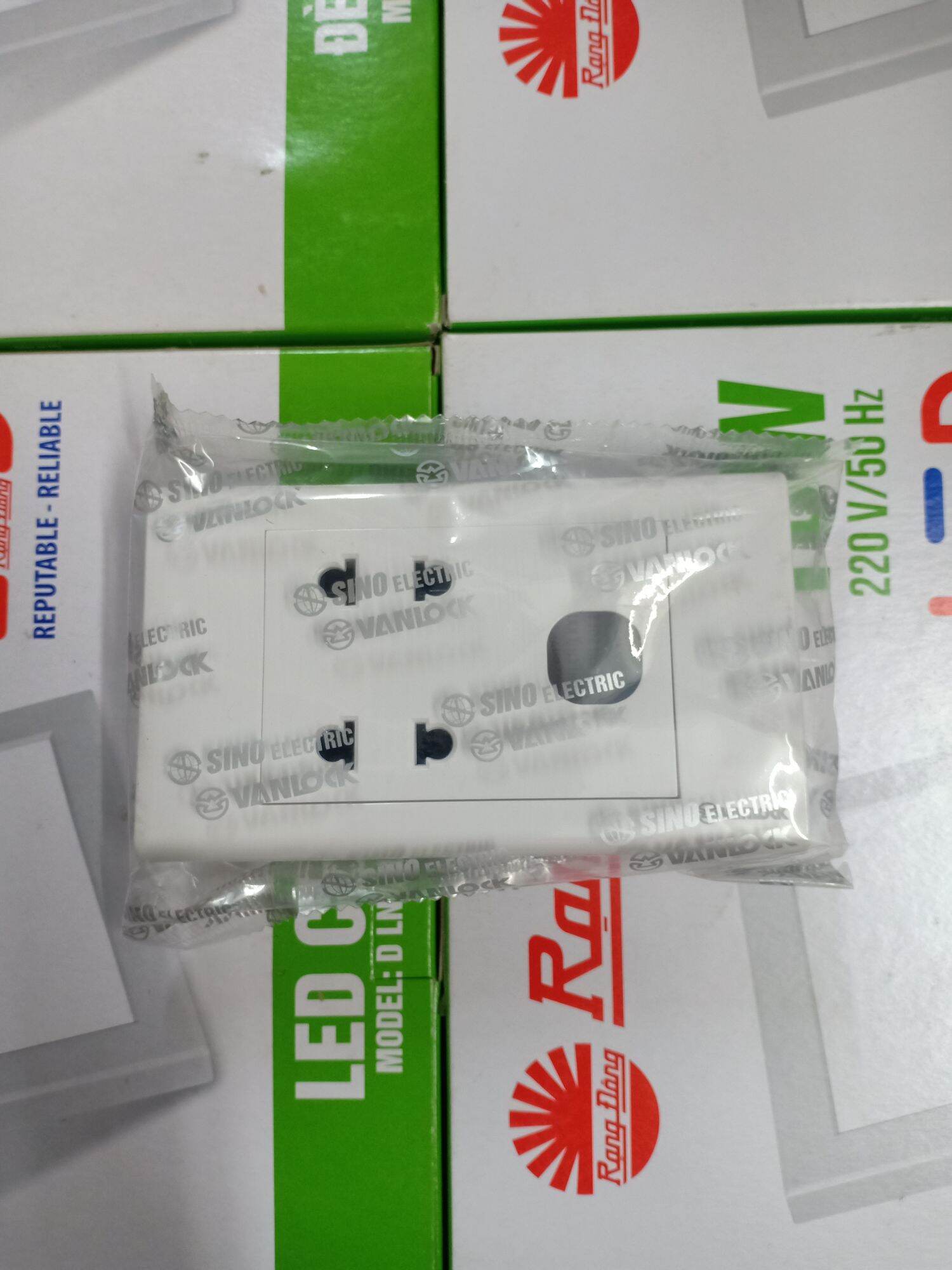 ổ cắm công tắc S18 Sino-vanlock.(2ổ+2lỗ MPE)