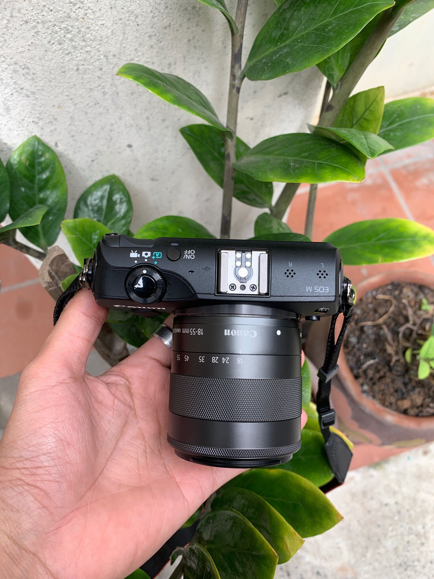 Bộ máy ảnh Canon EOS M kèm lens kit