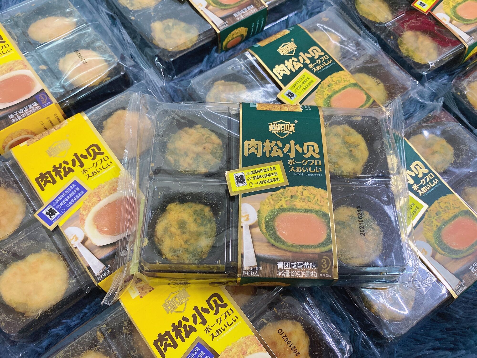 Bánh mochi phủ ruốc nhân trứng muối (hộp/6cai)