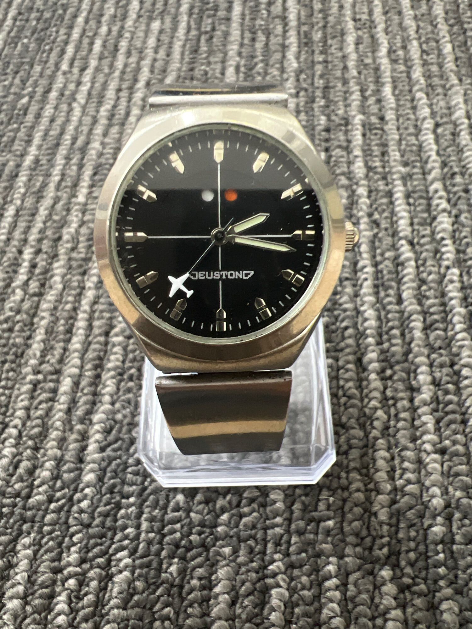 Đồng hồ euston nhật size 35mm luôn núm, đã qua sử dụng mới 90%c máy chạy tốt.
