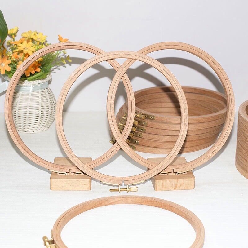 Khung thêu gỗ sổi khóa vàng