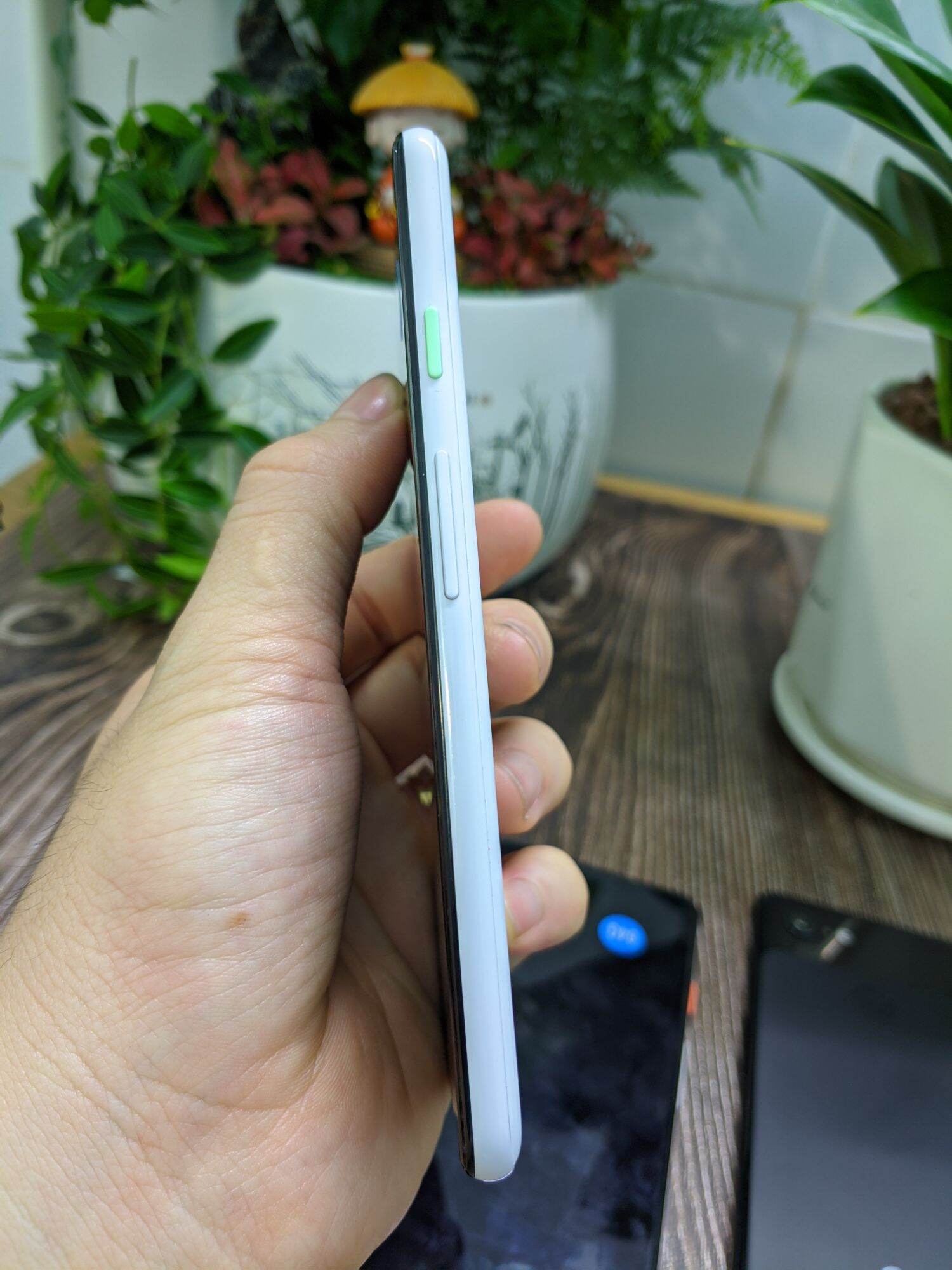 Điện thoại GOOGLE PIXEL 3 nhỏ gọn, máy phụ cực chất