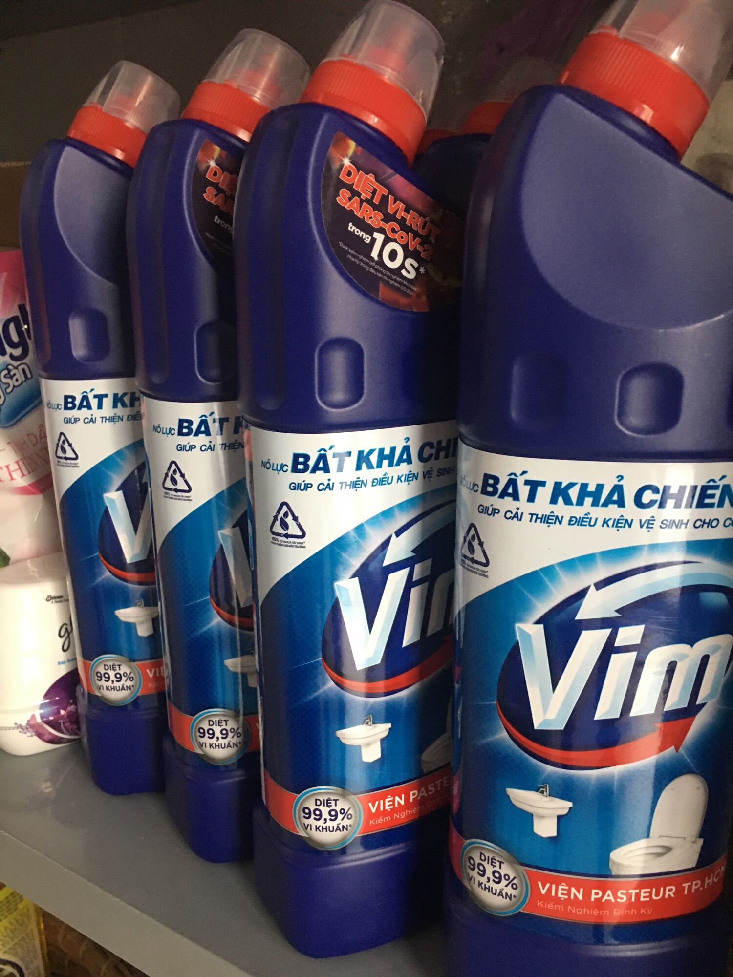 Tẩy bồn cầu nhà vệ sinh vim 900ml