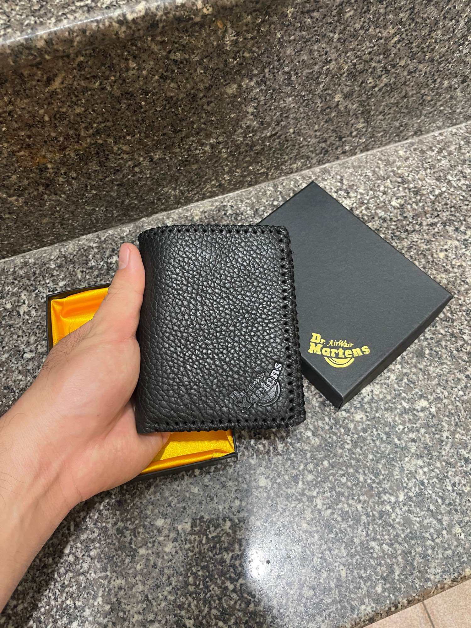 [HCM][ xã kho trong 3 ngày ] ví da bò dr.martens bảo hành 12 tháng