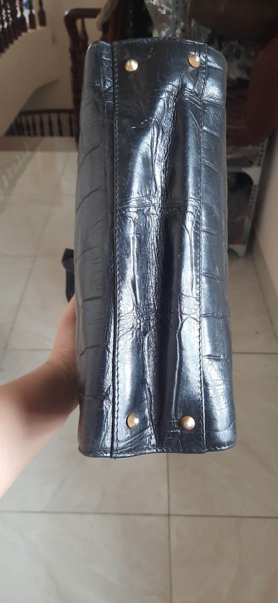 Túi da độc lạ Hiệu Bally