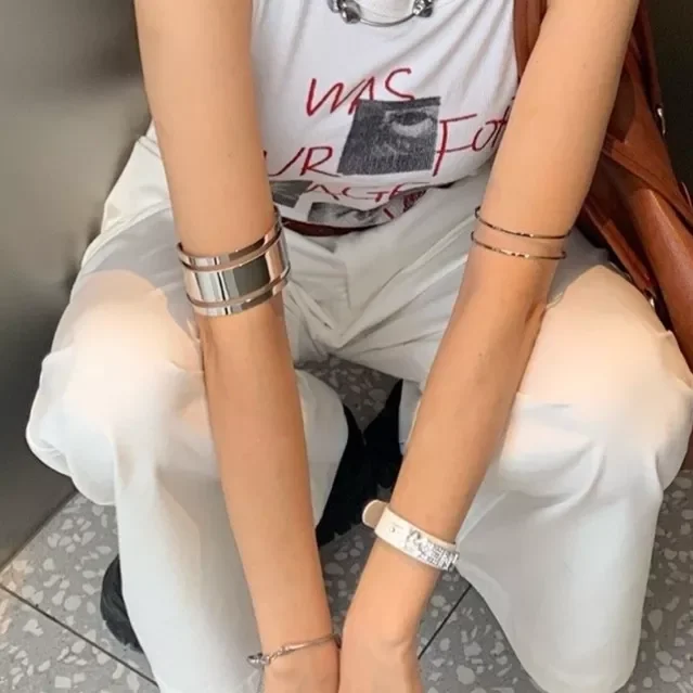 Vòng bắp tay phong cách Y2k siêu cá tính