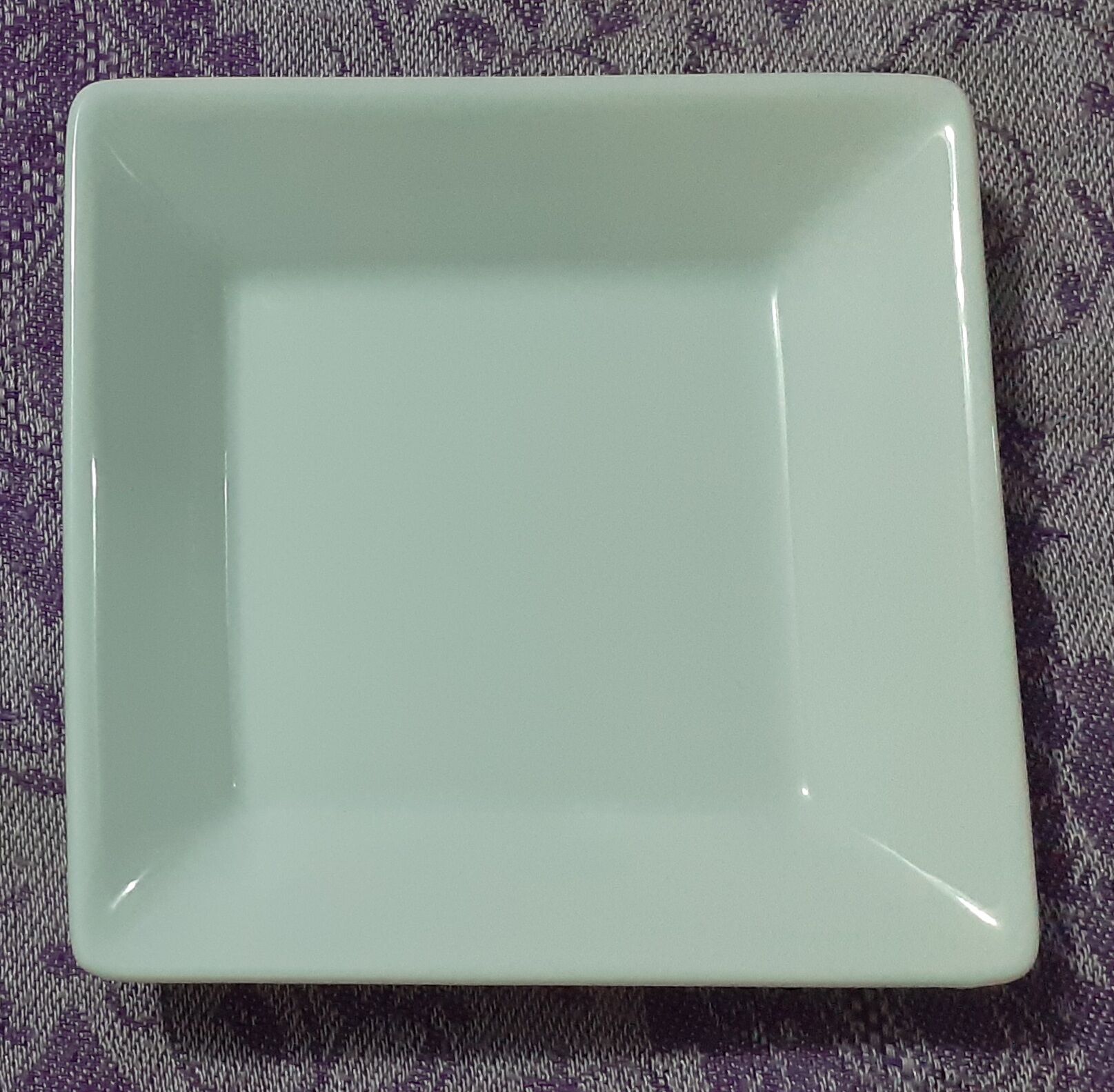 Đĩa gốm sứ vuông màu trắng 10,5cm