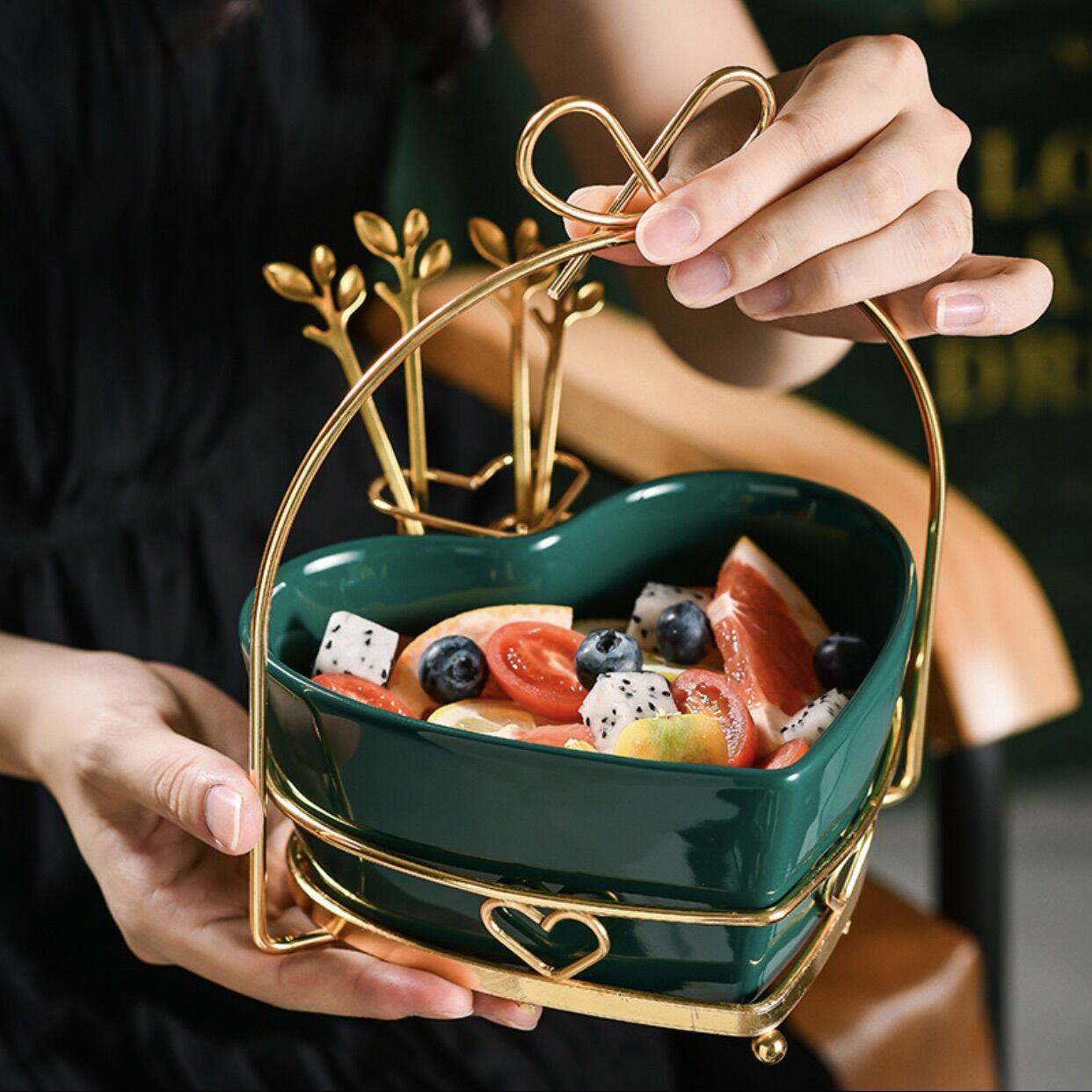Giỏ sứ đựng trái cây sứ hình tim kèm 4 dĩa