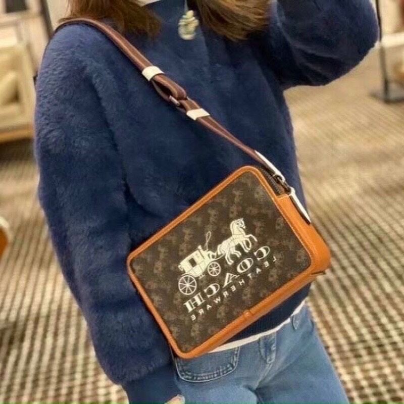 NEW C🅾️ac.h Charter Crossbody 24 da thật xịn xò