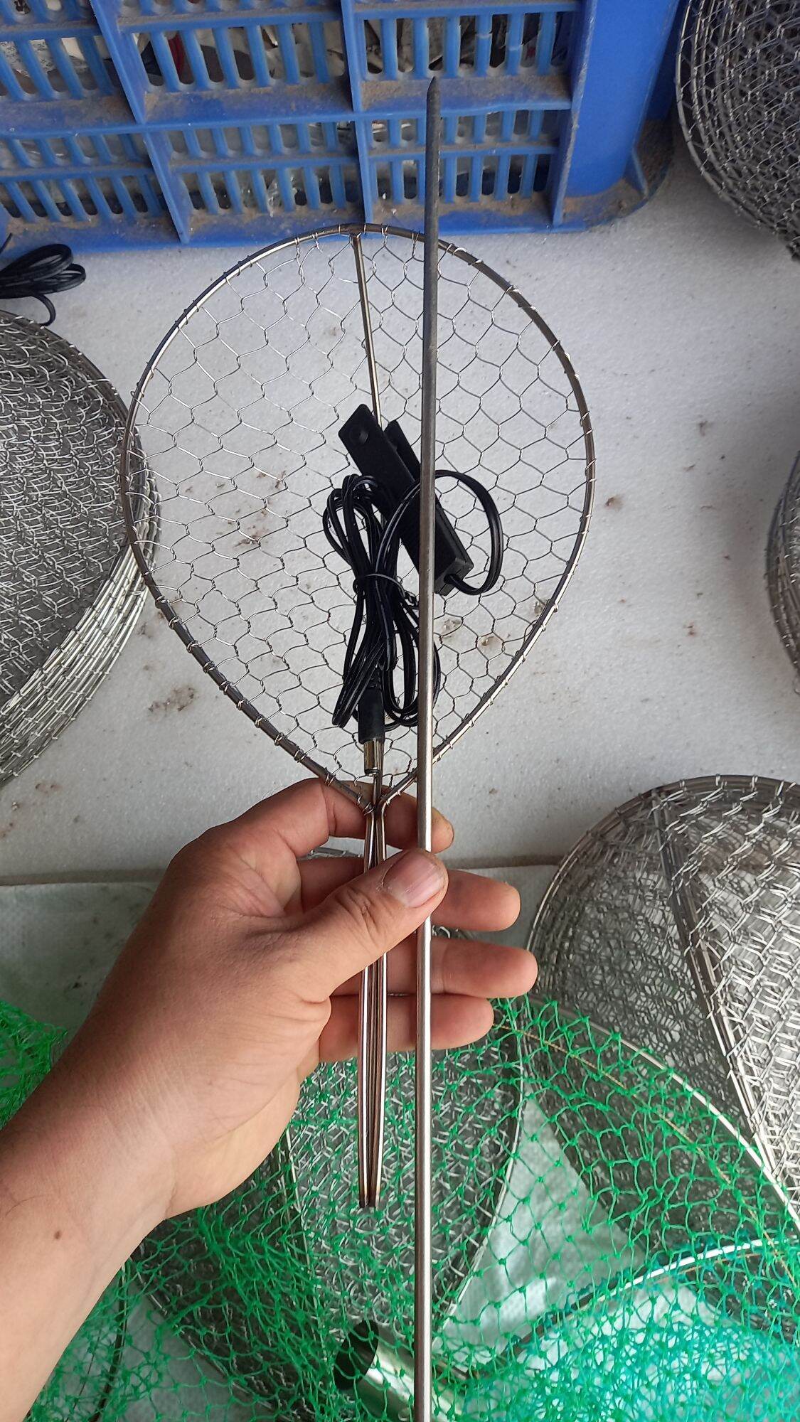 1 VỢT CÁ INOX , 1 CÒ BÓP , 1 XIÊN