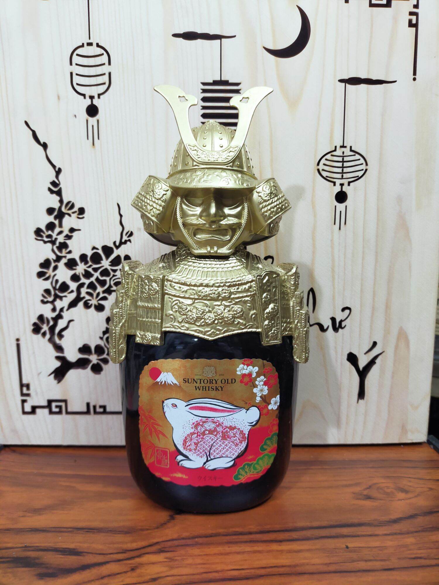 Vỏ CHAI kèm giáp Samurai độc lạ