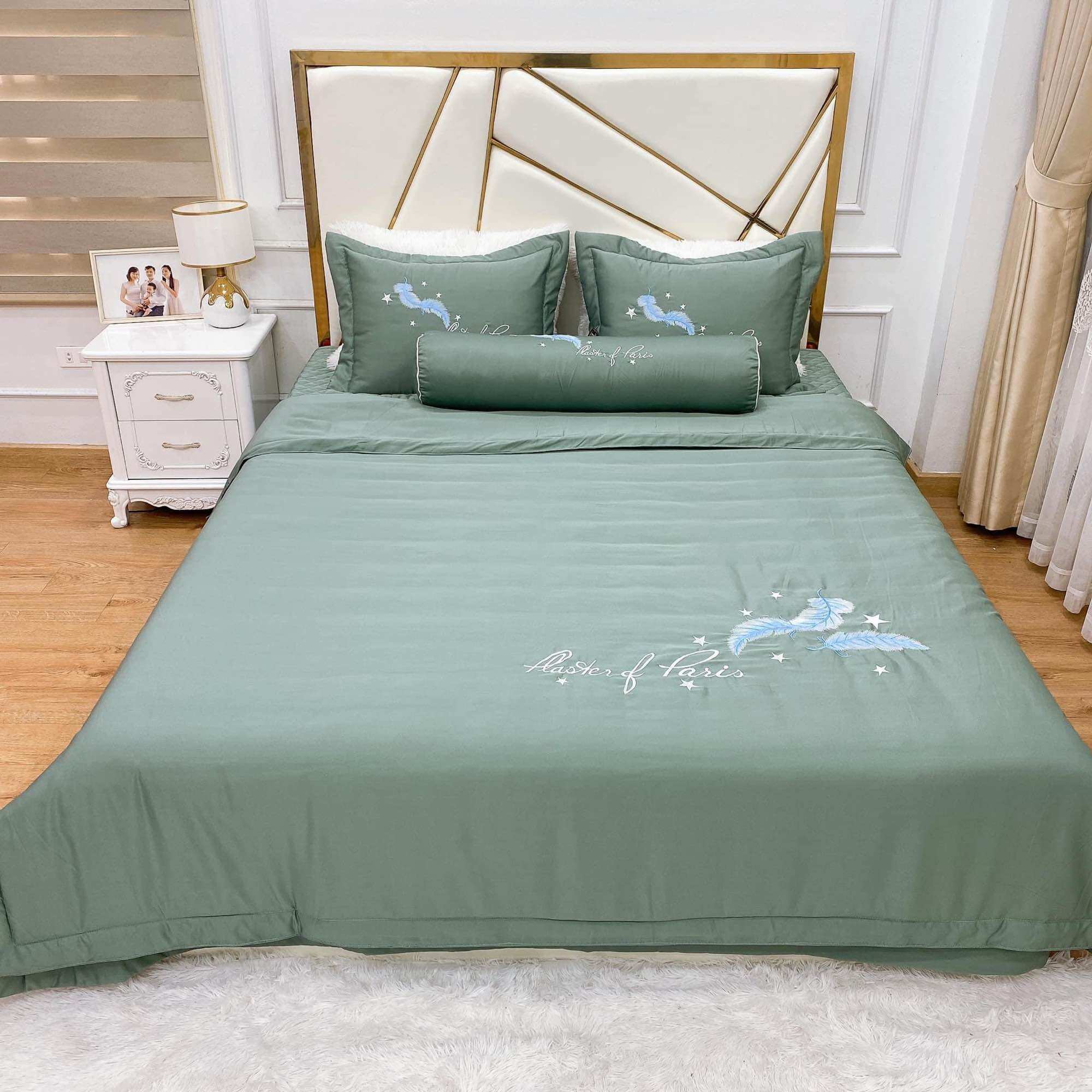 Bộ chăn ga gối phi lụa chất liệu mềm mại thoáng mát, set 5 món gồm (3 vỏ gối, 1 chăn,1 ga)