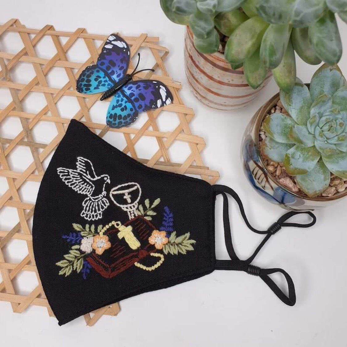 Khẩu trang vài linen thêu tay