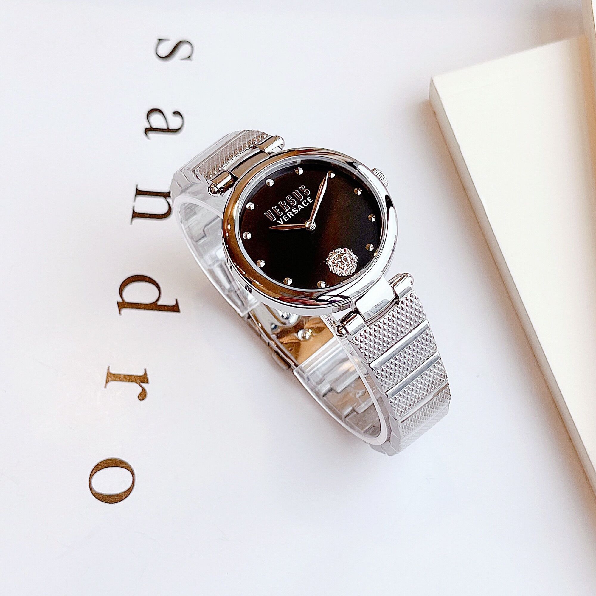 Đồng hồ nữ Versus dây kim loại, size 34mm