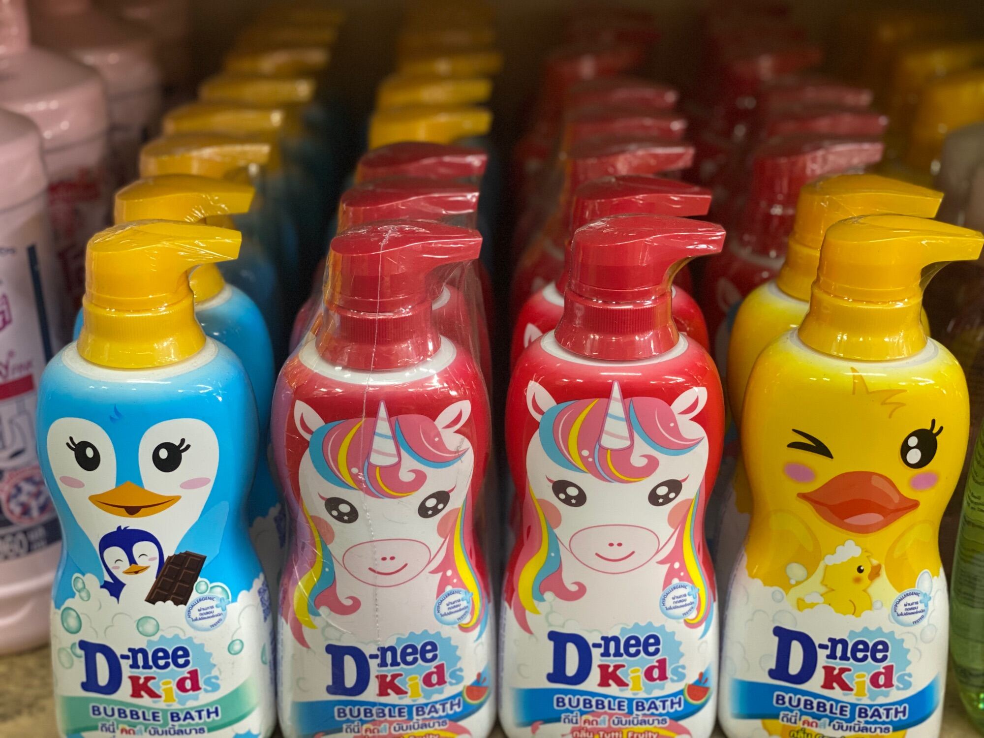 1 chai Sữa tắm gội cho bé Dnee Kids hình thú chai 400ml - Hàng Thái Lan