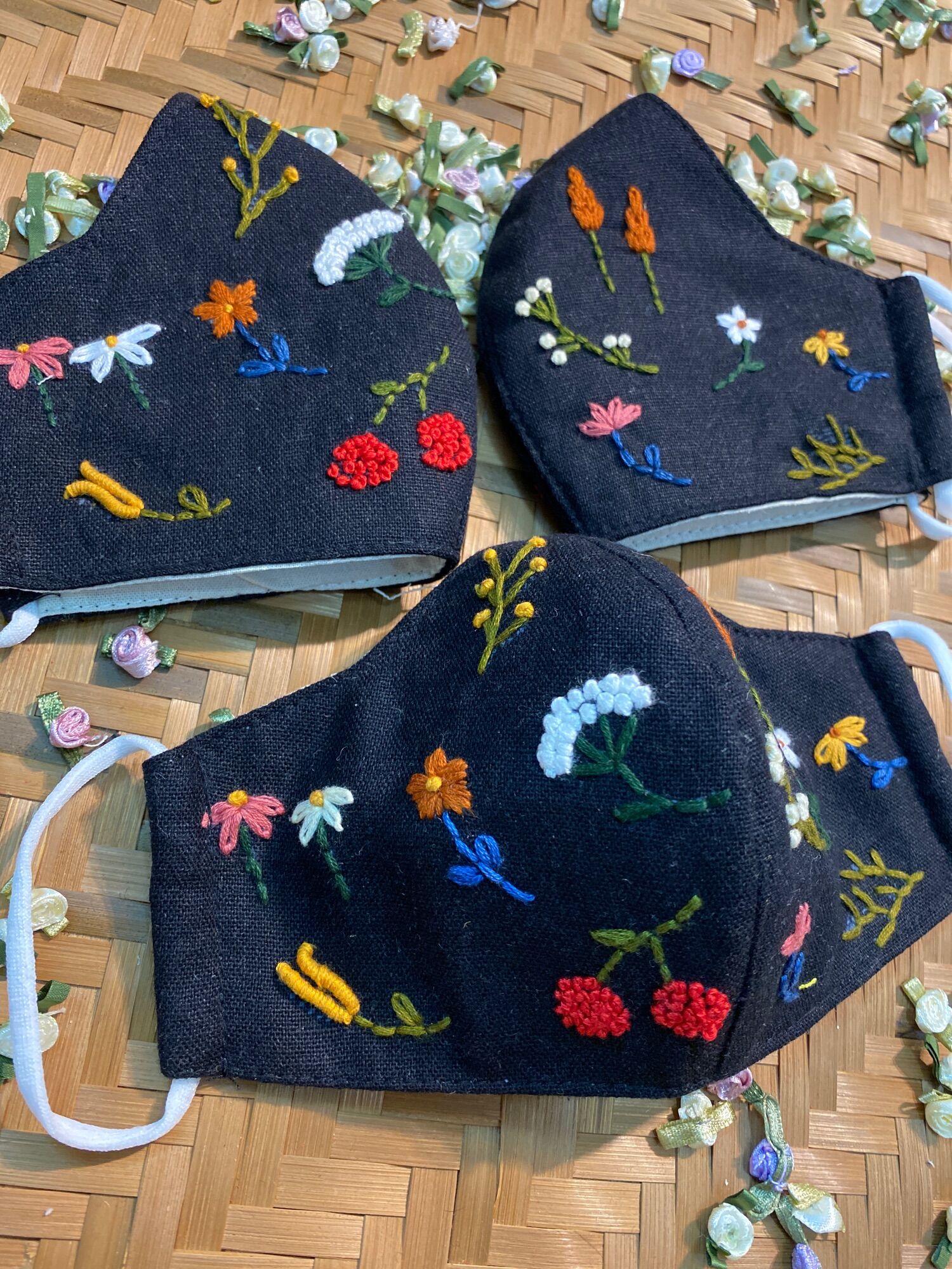 Khẩu trang thêu tay vải linen (handmade by Pong)