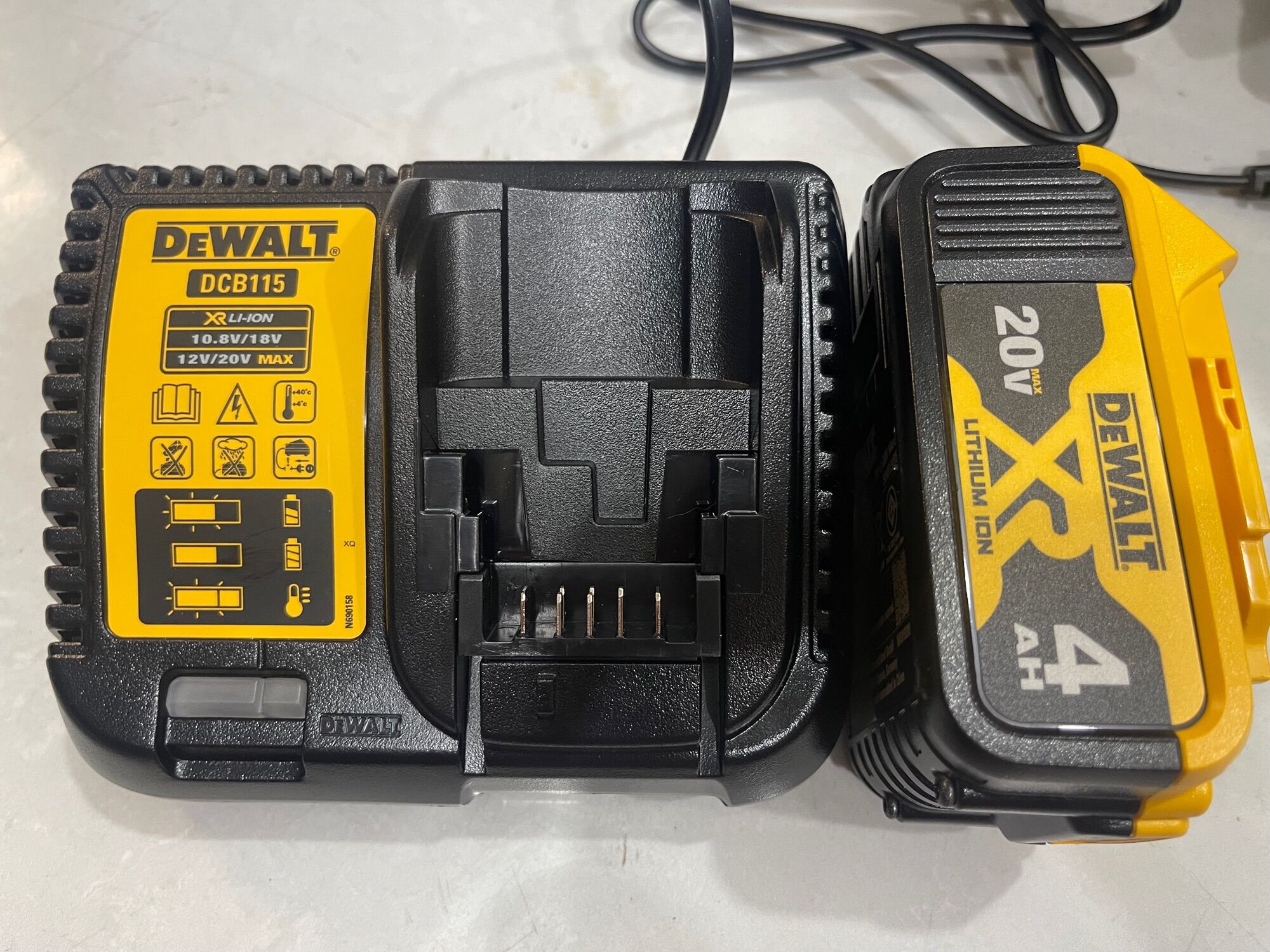 Pin dewalt 4Ah , sac sạc 115 220v