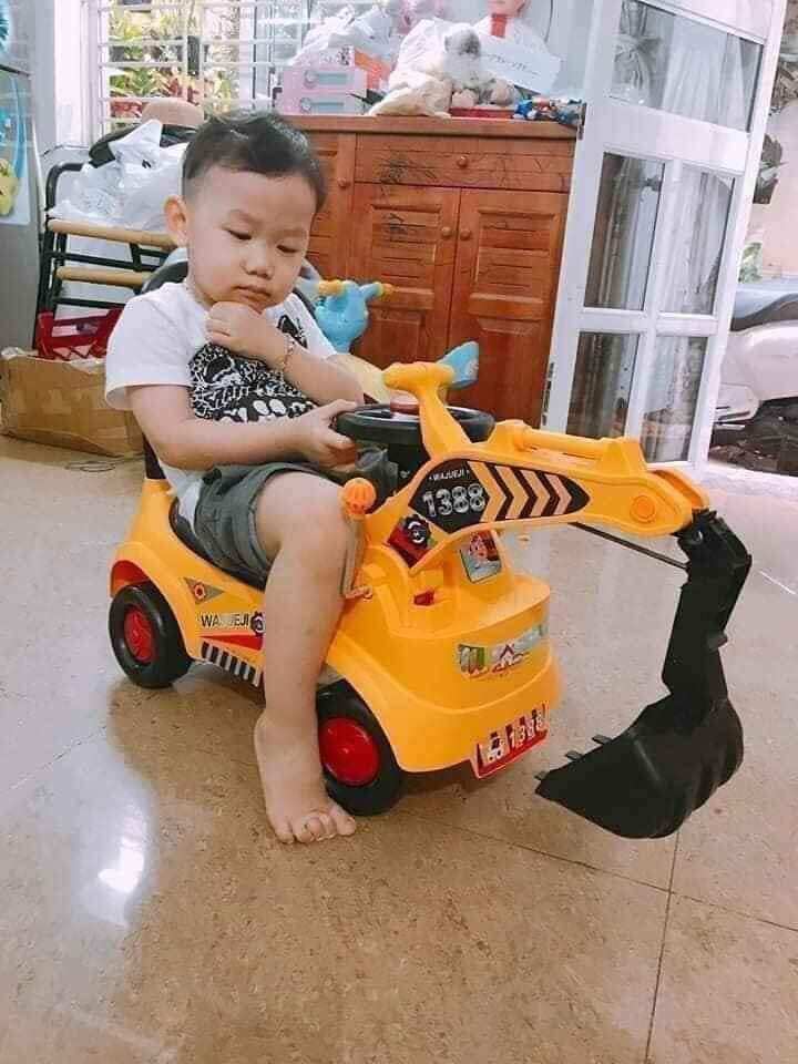 xe cẩu chòi chân cho bé