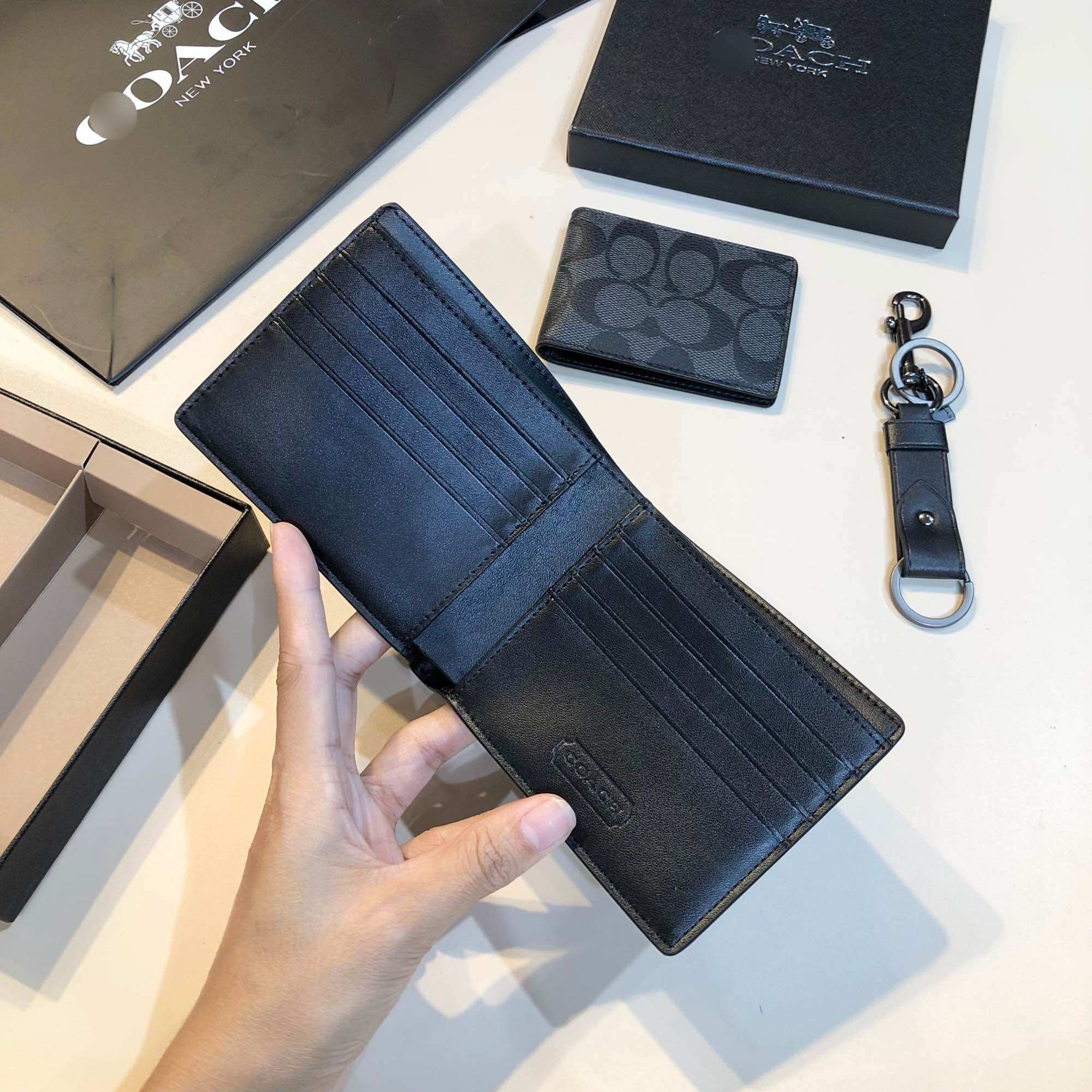 Ví C0ach nam full box tặng kèm móc khoá