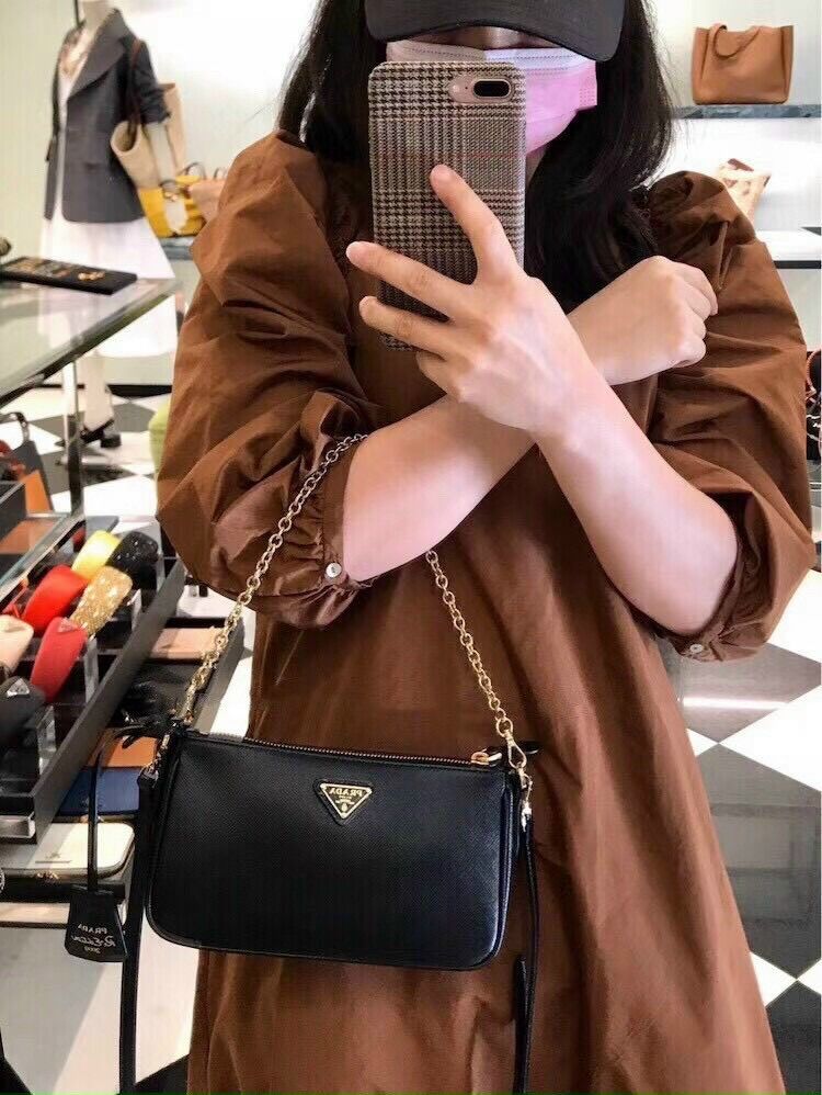 Prada kẹp nách
