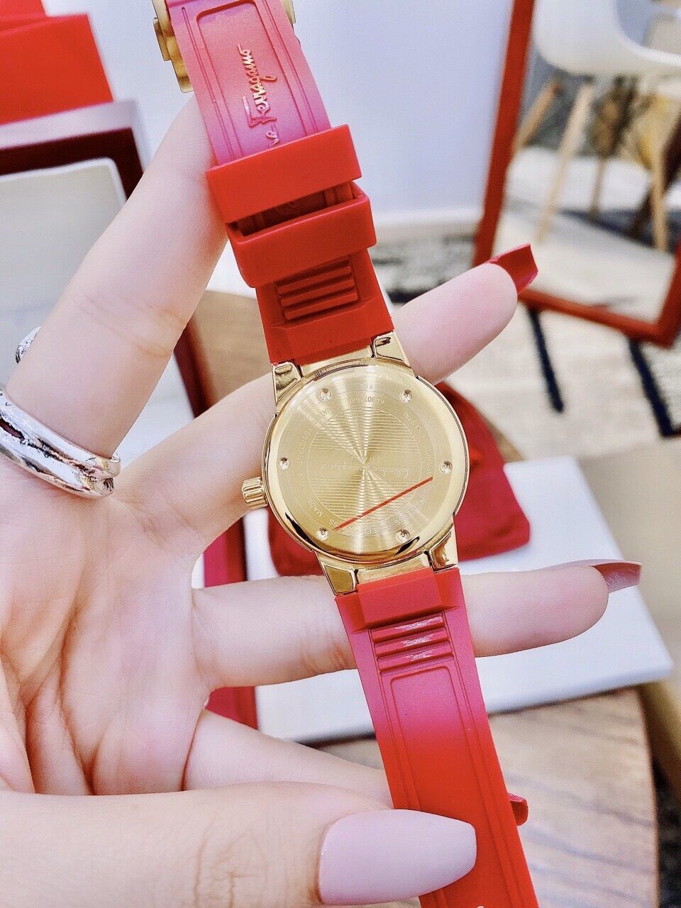 Đồng hồ nữ Ferragamo bản màu đỏ vành trơn