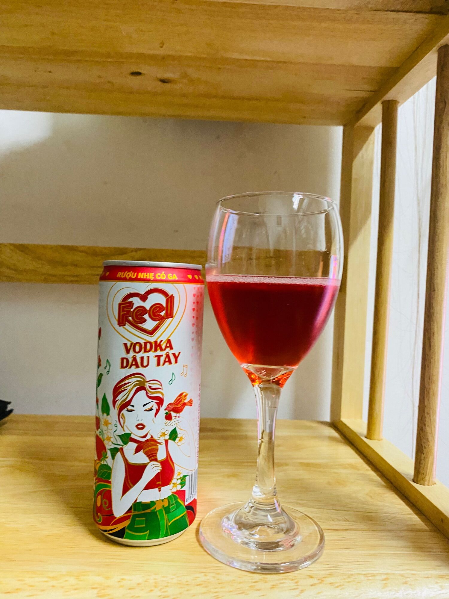 Thùng 12 lon cocktail dâu feel 4.5% 330ml siêu ngon