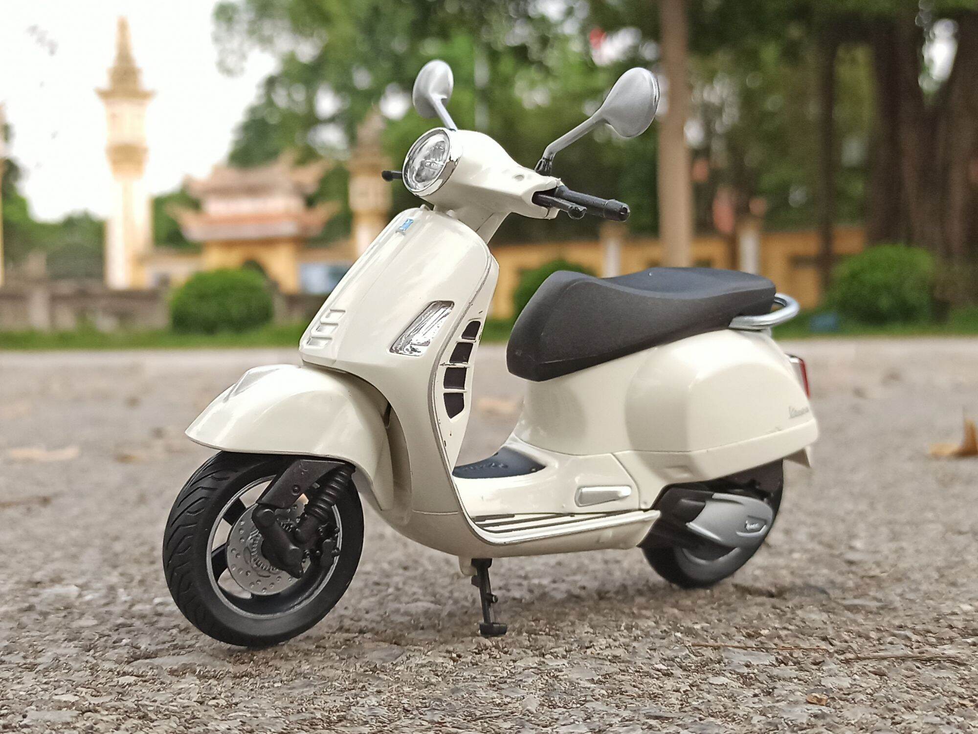 Mô hình xe máy Vespa GTS Super tỷ lệ 1/12