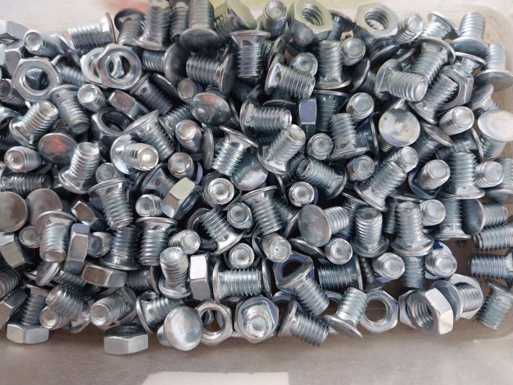 Ốc bắt kệ sắt V lỗ đa năng 13mm Ốc bao gồm bulong và con tán.