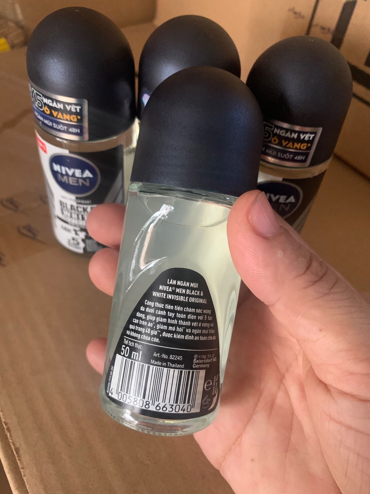 Lăn Khử Mùi Nivea Men Invisible For Black & White 50ml