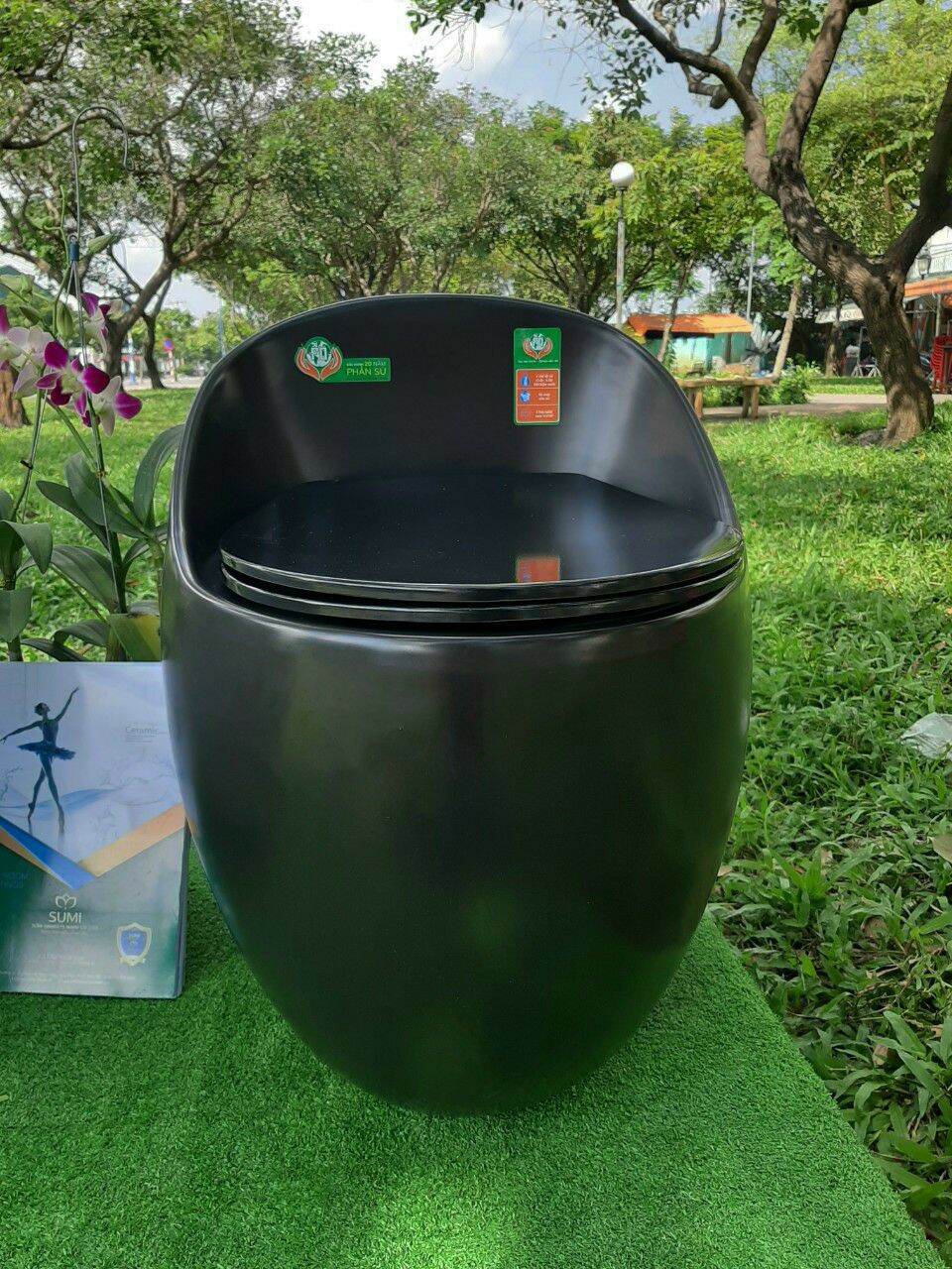 Bồn cầu nguyên khối màu đen hiện đại. Giá gốc 11900000đ.