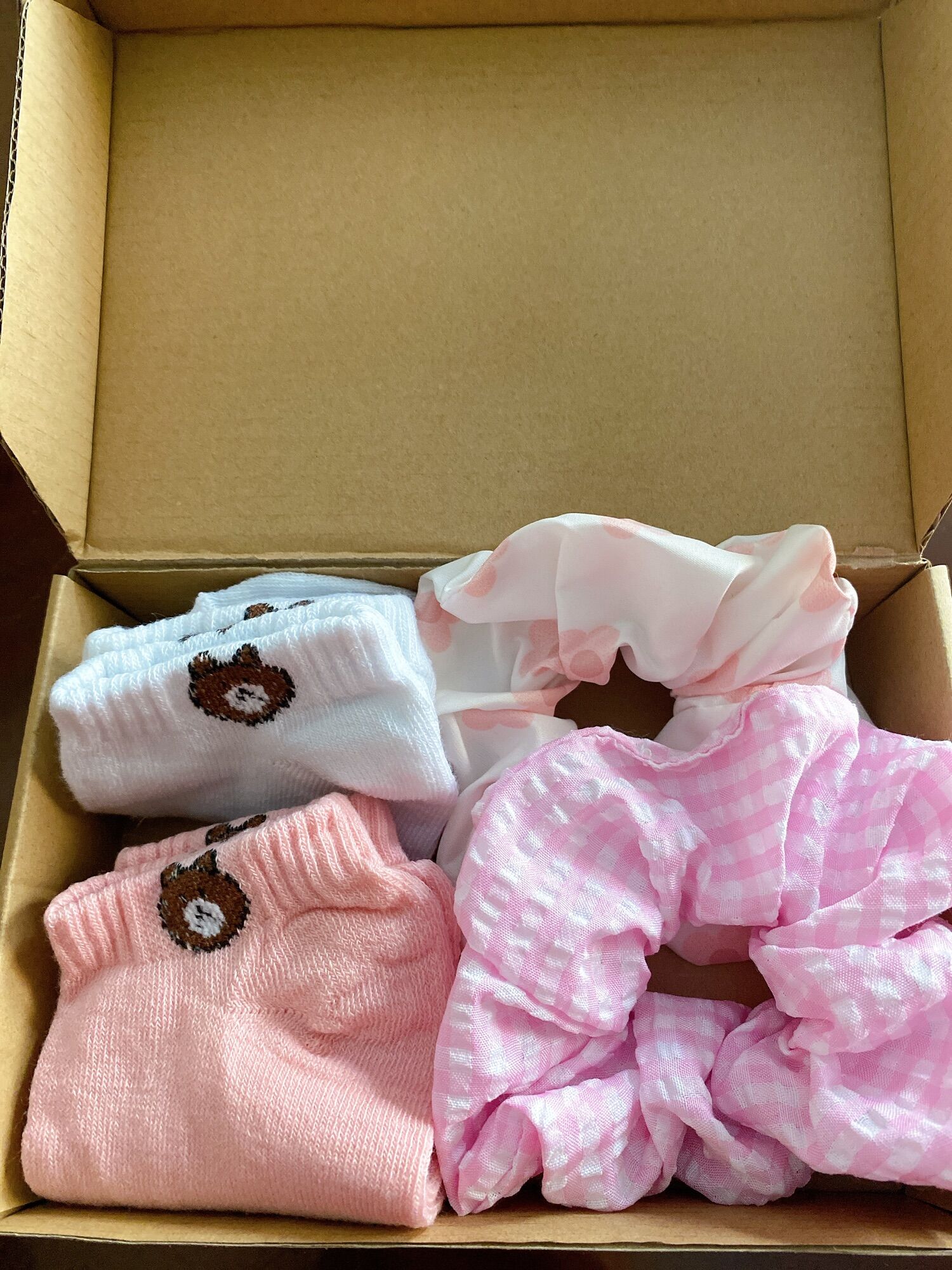Set quà 🎁( gồm 2 tất gấu và 2 buộc tóc scrunchies xinh xắn)