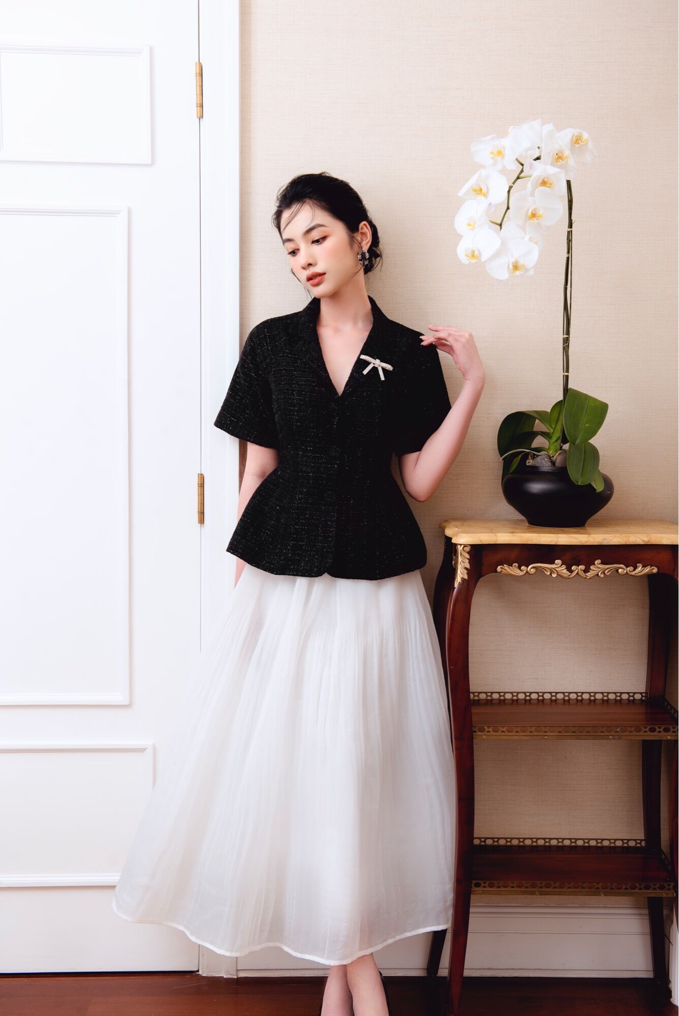 LARMES - Áo vest bố đen nơ đá Mona - Chân váy dập li 2 tầng Pure