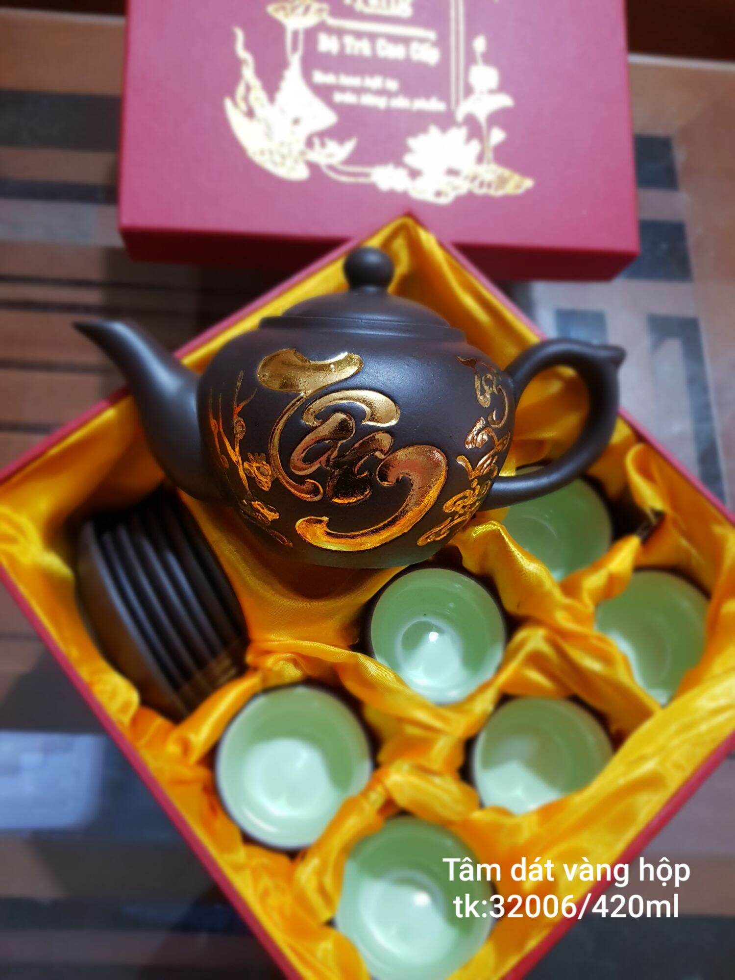 Bộ Ấm Chén Dát Vàng.