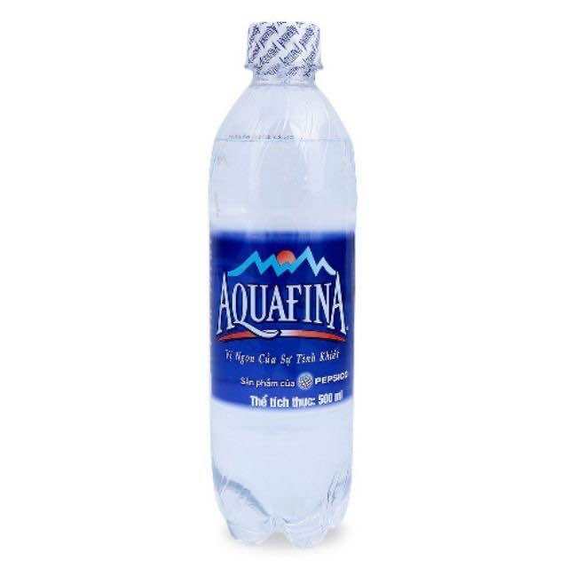 Một chai Nước tinh khiết Aquafina 500ml