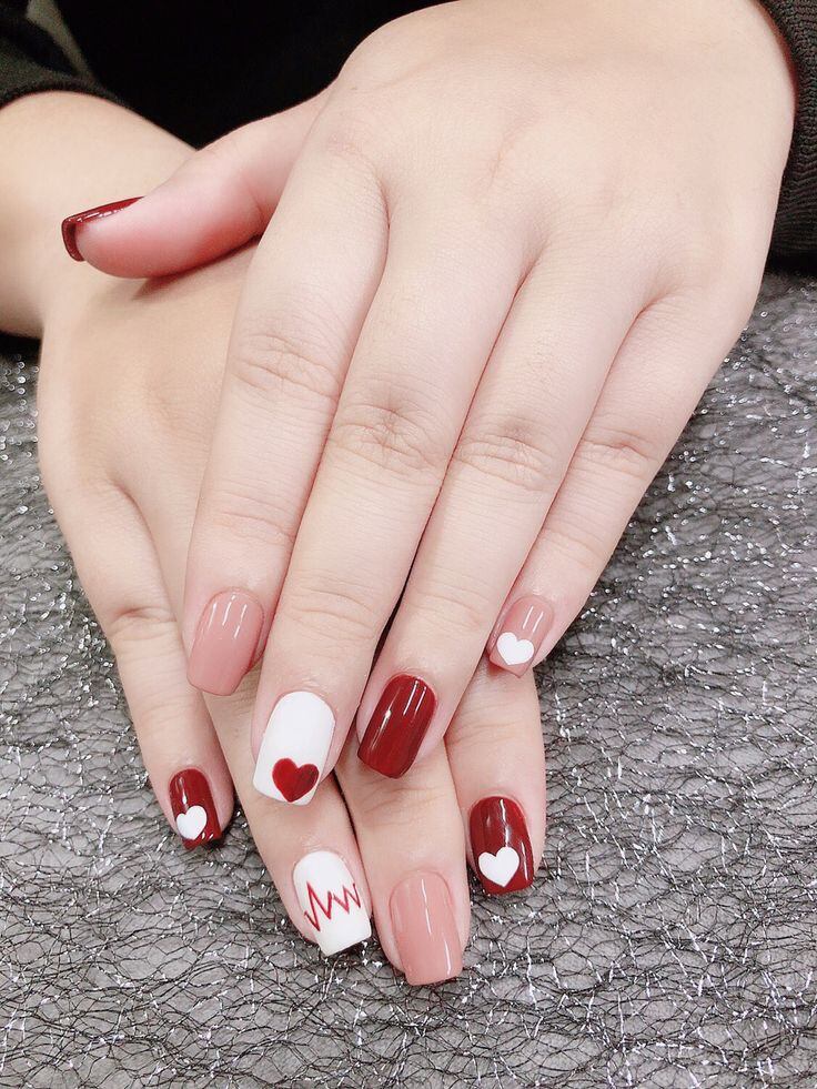Nailbox mẫu vẽ tim đơn giản