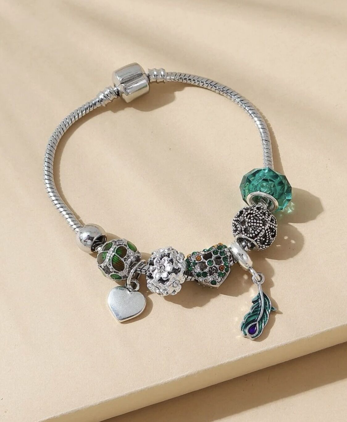 Vòng charm pan lông vũ xanh lục mạ bạc không han rỉ bảo hành trọn đời