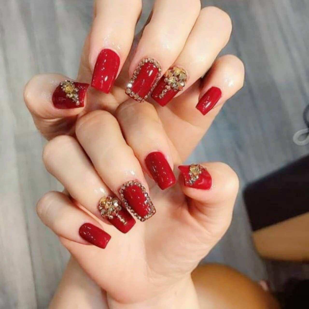 Bộ 24 Móng Tay Màu Đỏ Tươi Kèm Keo Dán