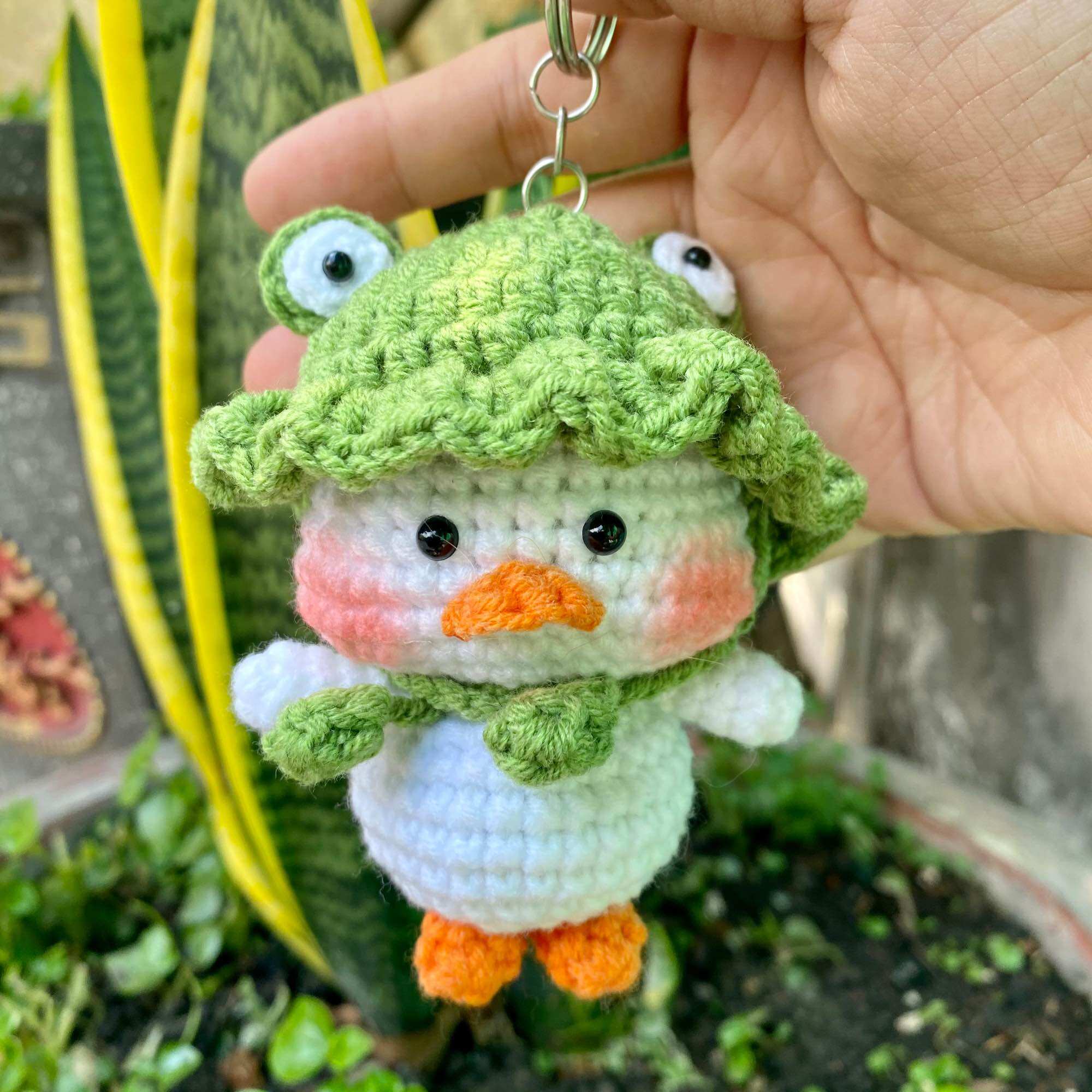 [Có sẵn] Móc khoá con vịt/ Gấu dâu bằng len thủ công handmade siêu cute